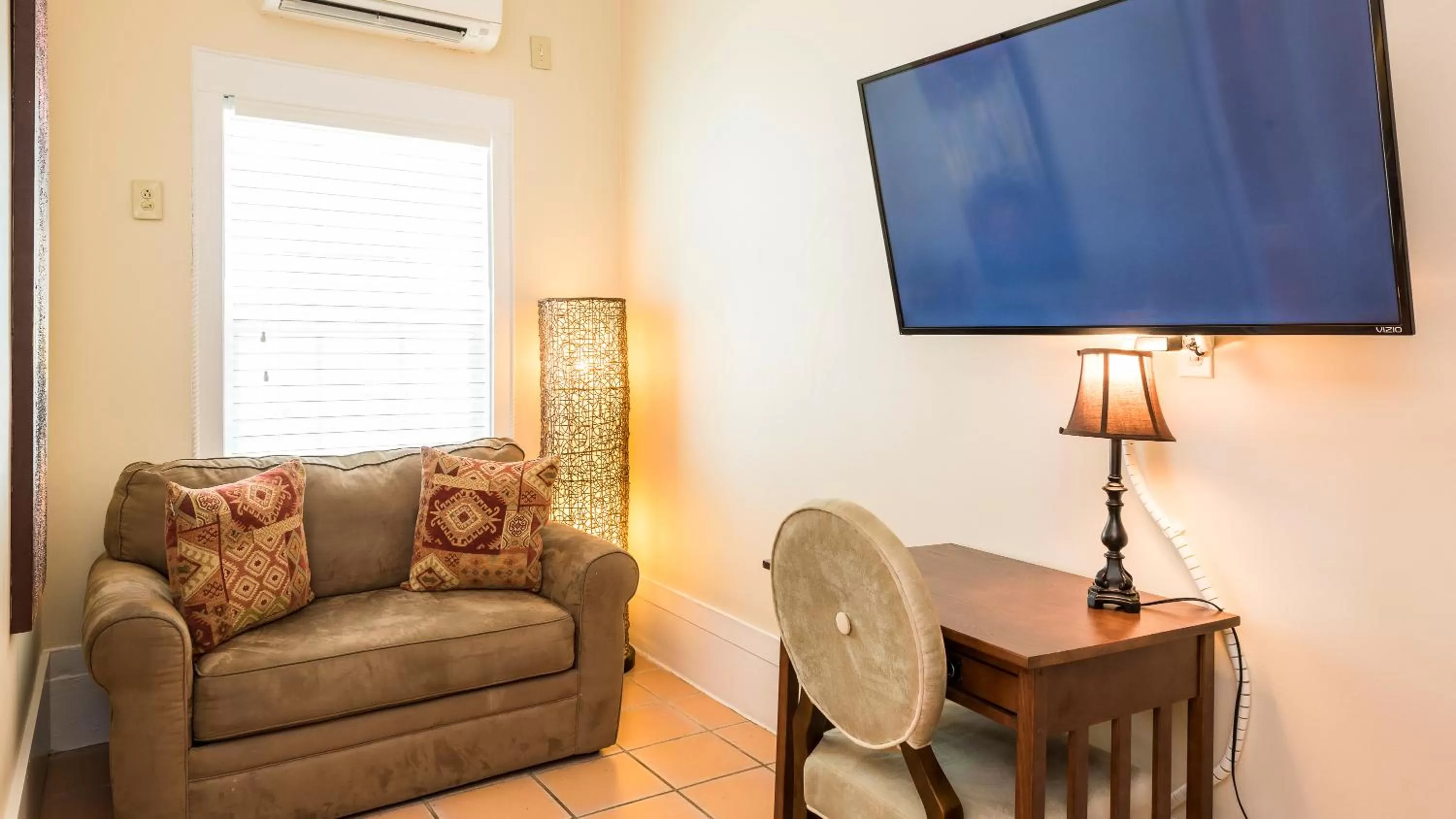 TV and multimedia in L'Habitation Guesthouse- Adult Exclusive