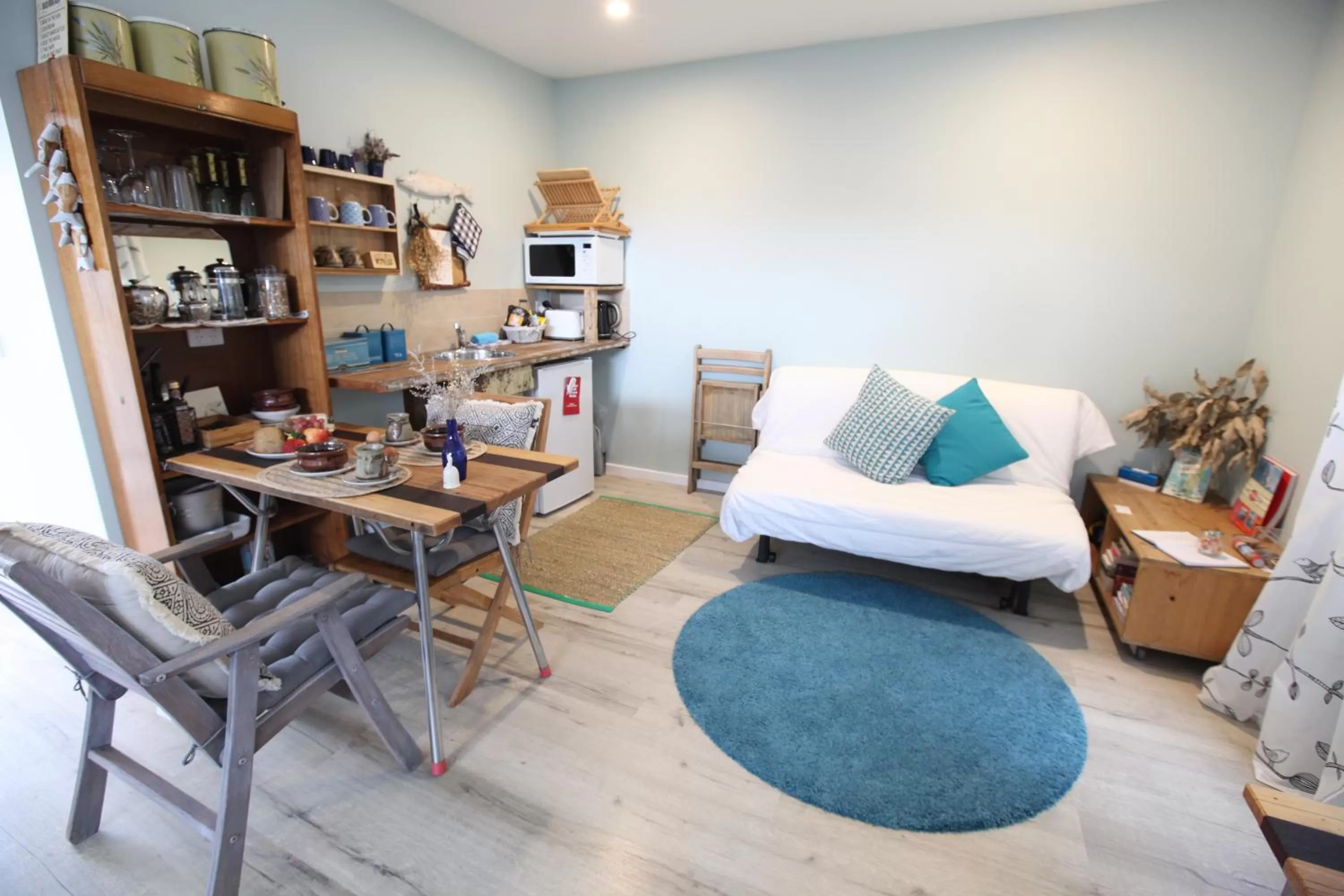 Coffee/tea facilities, Seating Area in Sea Salt Bnb