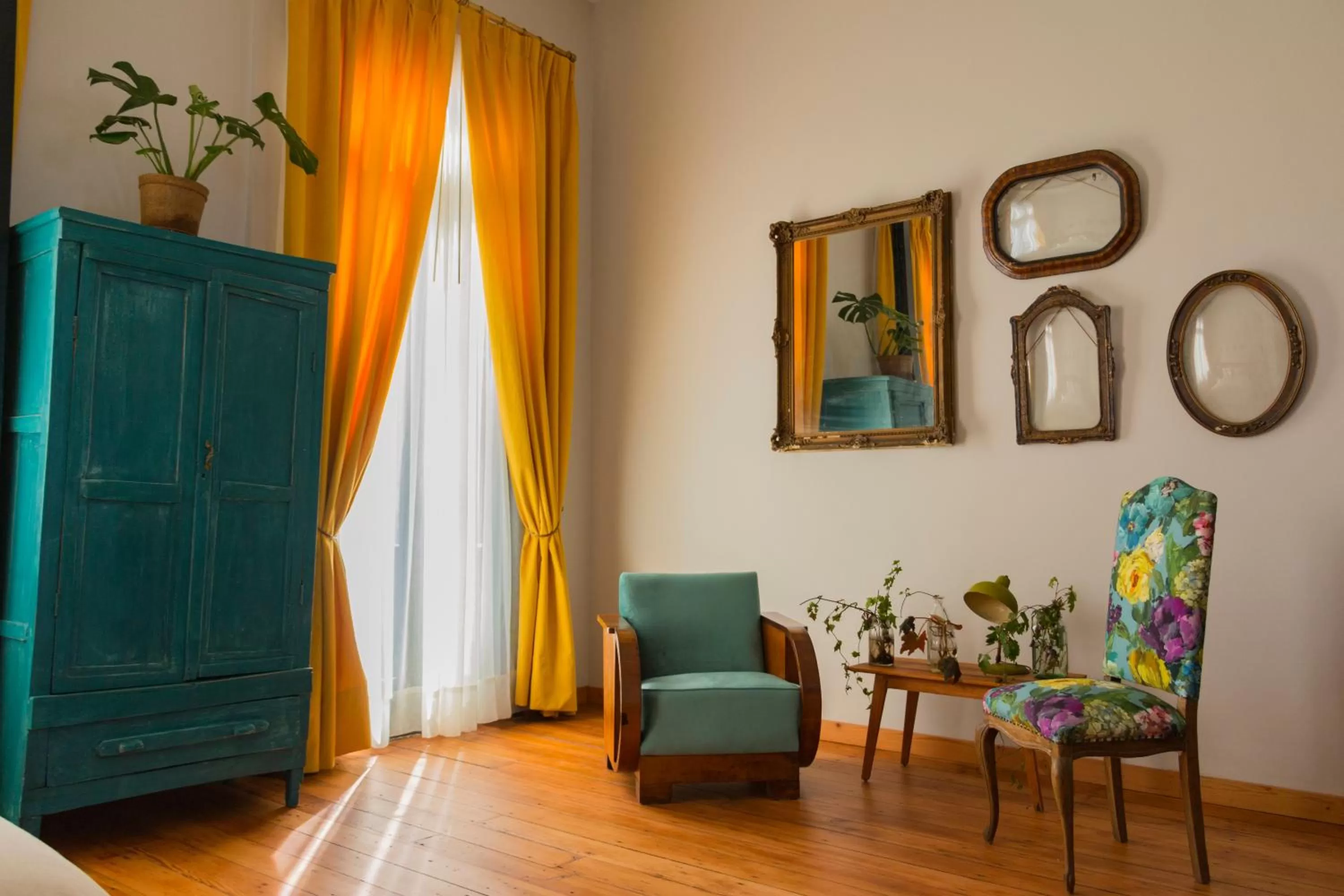 Bedroom, Seating Area in Augusta Hotel