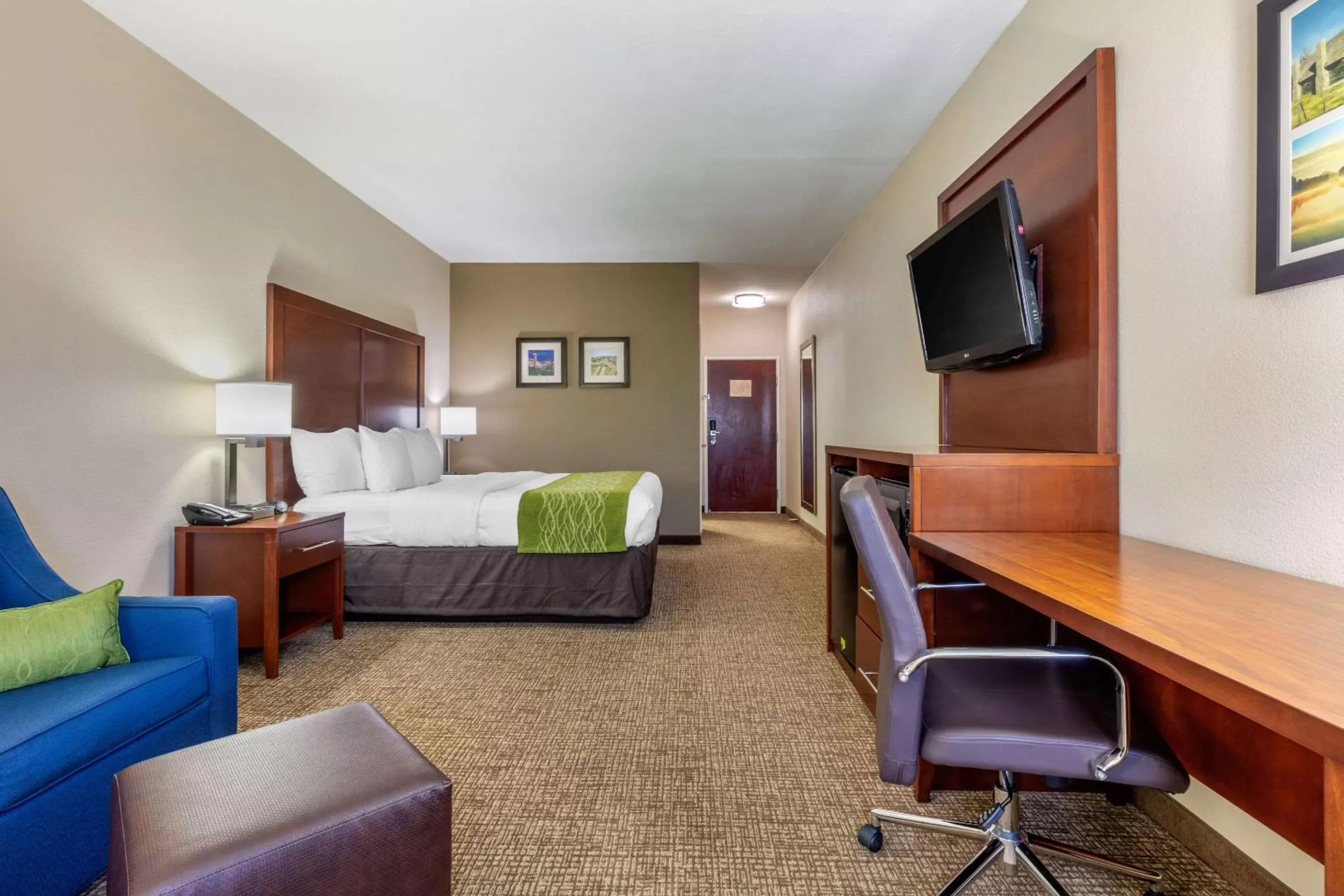 Photo of the whole room, Bed in Comfort Inn Lenoir City-Knoxville
