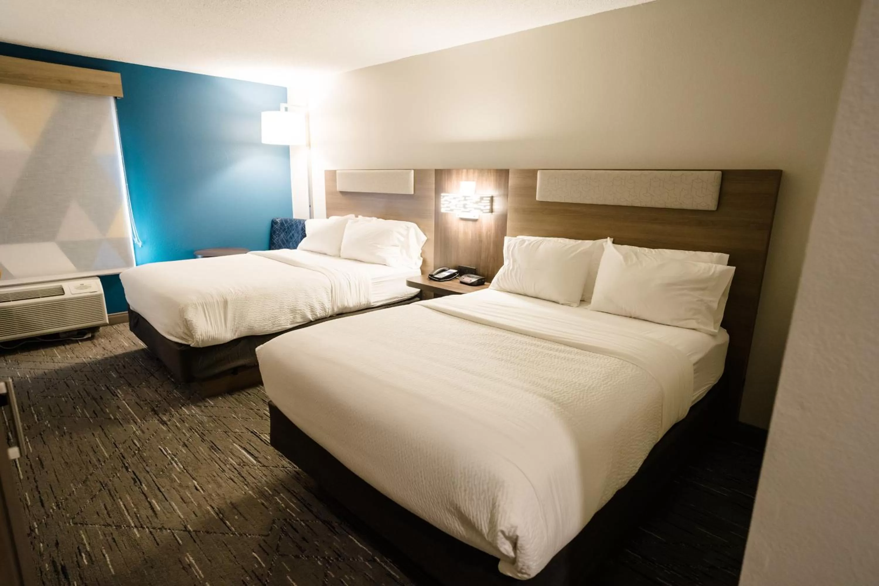 Photo of the whole room, Bed in Holiday Inn Express Hotel & Suites Knoxville-North-I-75 Exit 112 by IHG