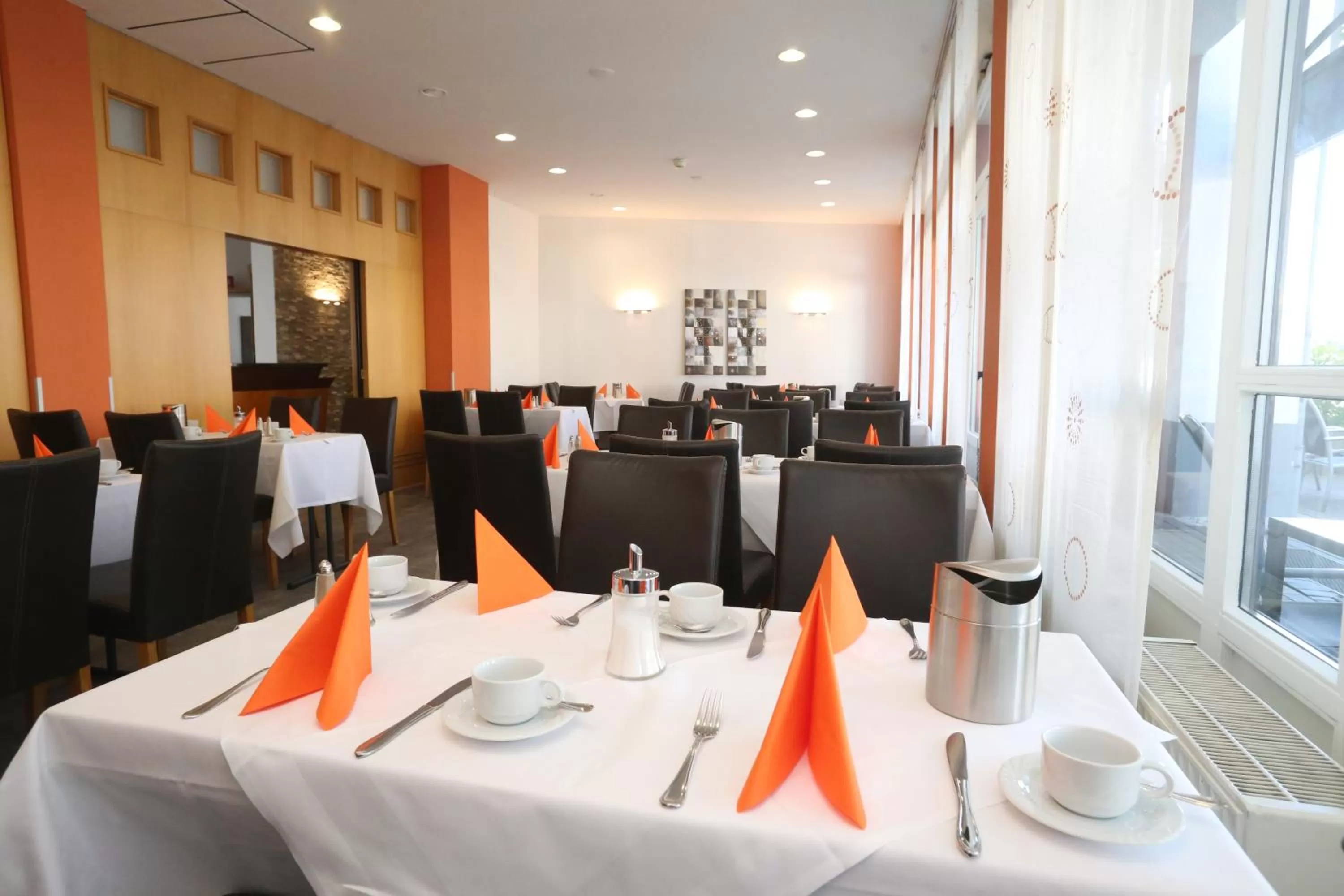 Restaurant/places to eat in Asgard Hotel