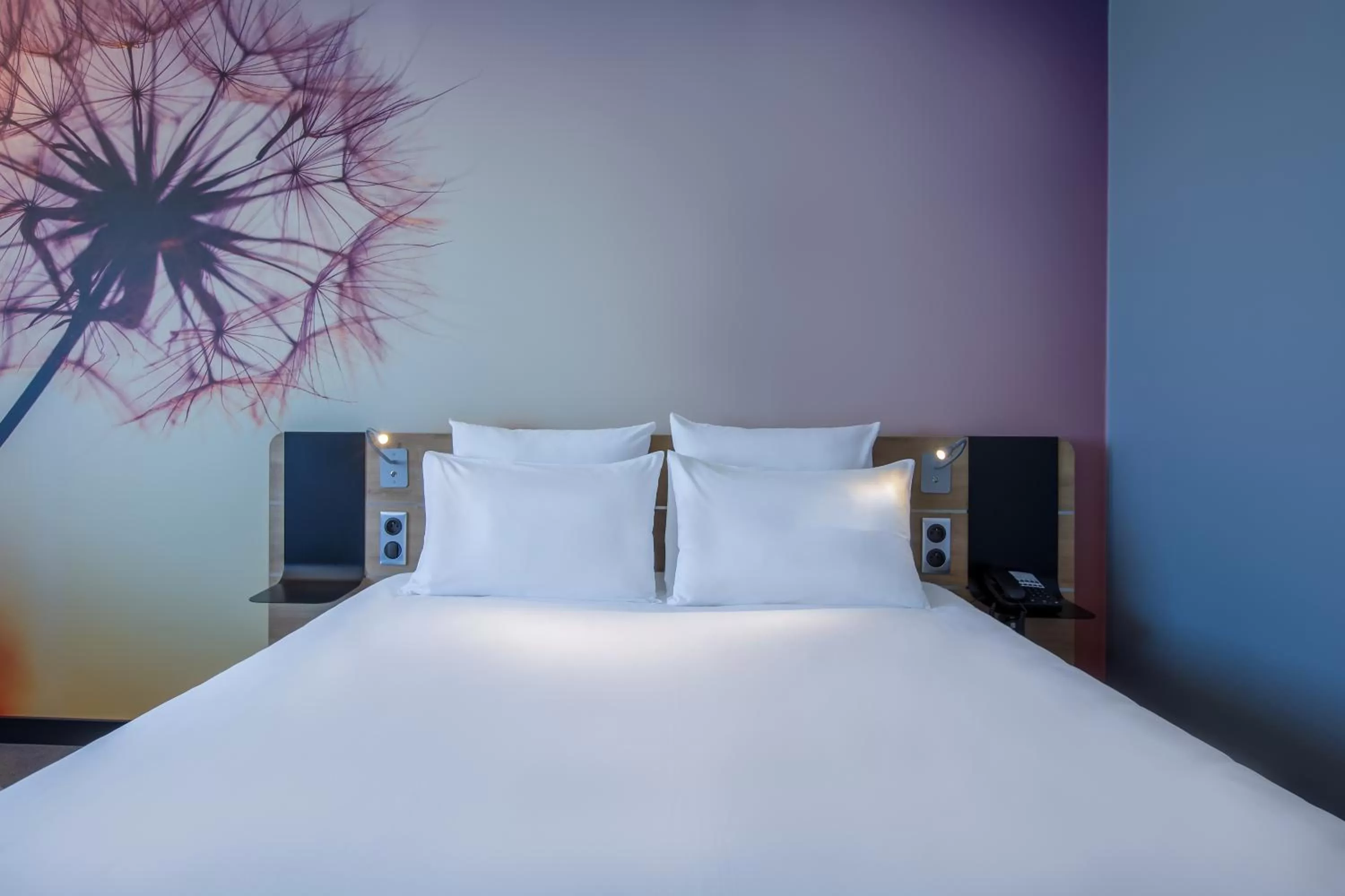 Decorative detail, Bed in Novotel Wrocław Centrum