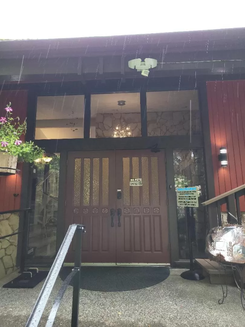 Facade/entrance in Misty Valley Inn