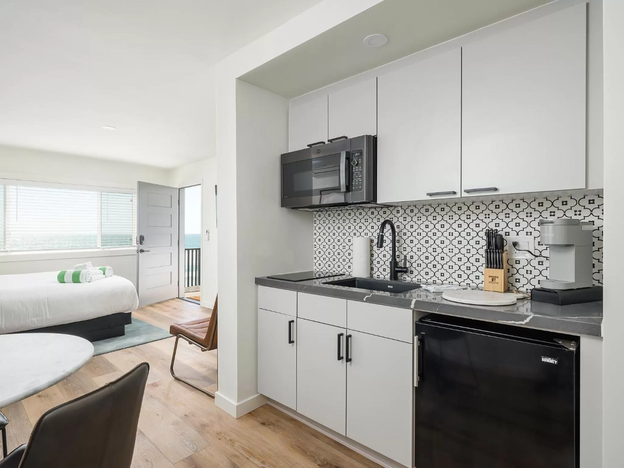 Kitchen or kitchenette, Bed in The Marbella