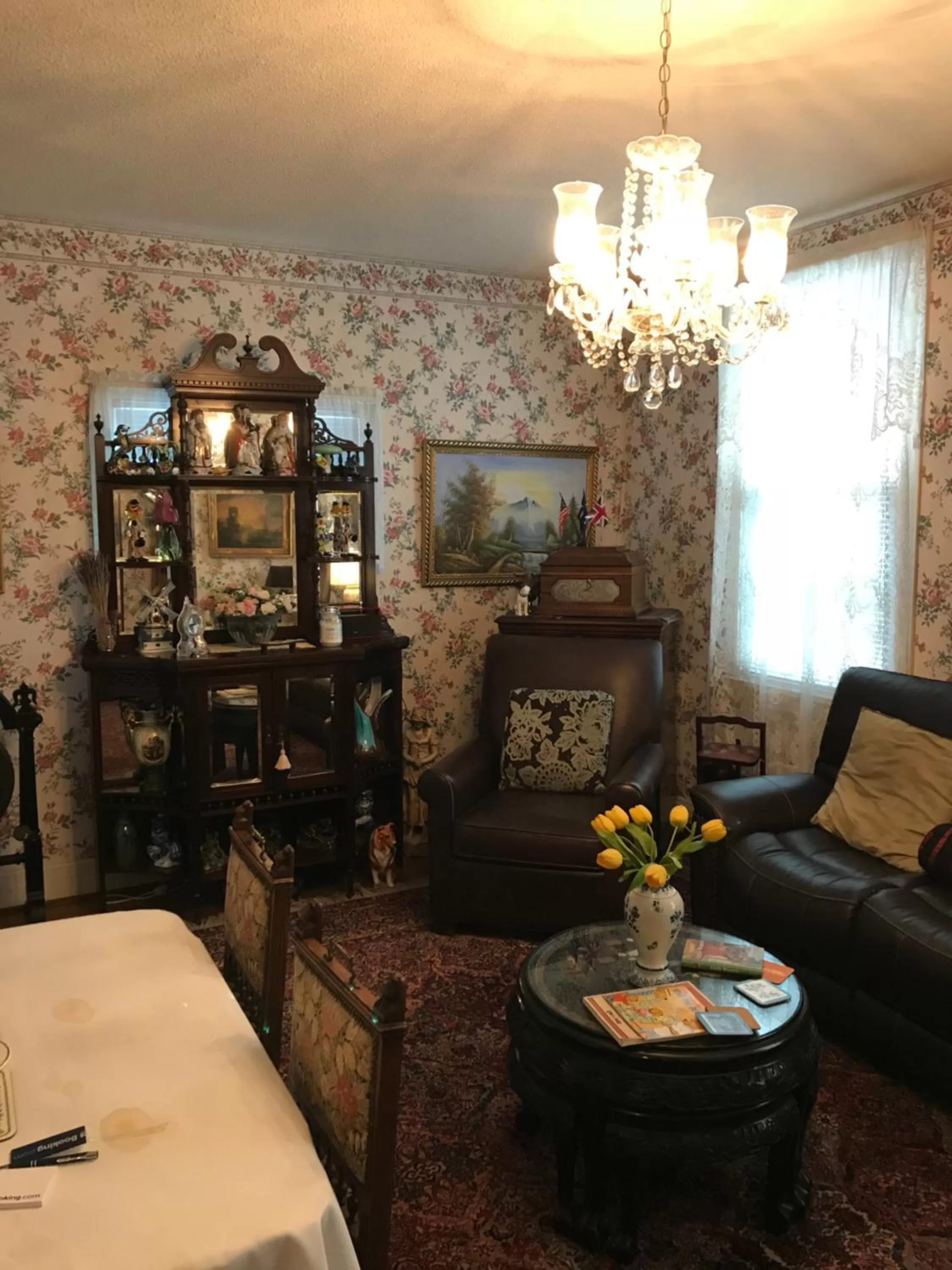 Communal lounge/ TV room, Bed in Rose Manor Bed & Breakfast