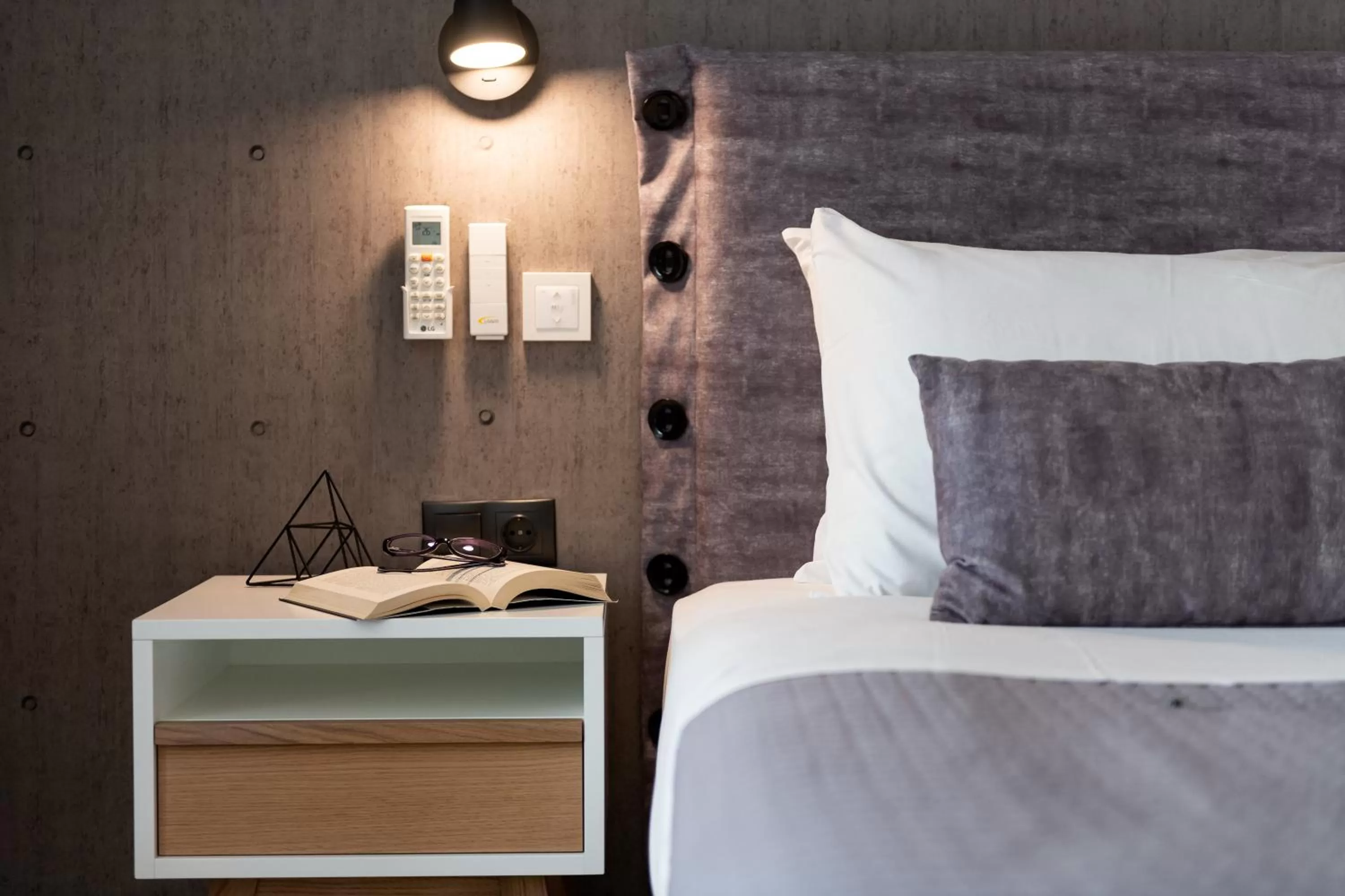 Photo of the whole room, Bed in Enattica Suites