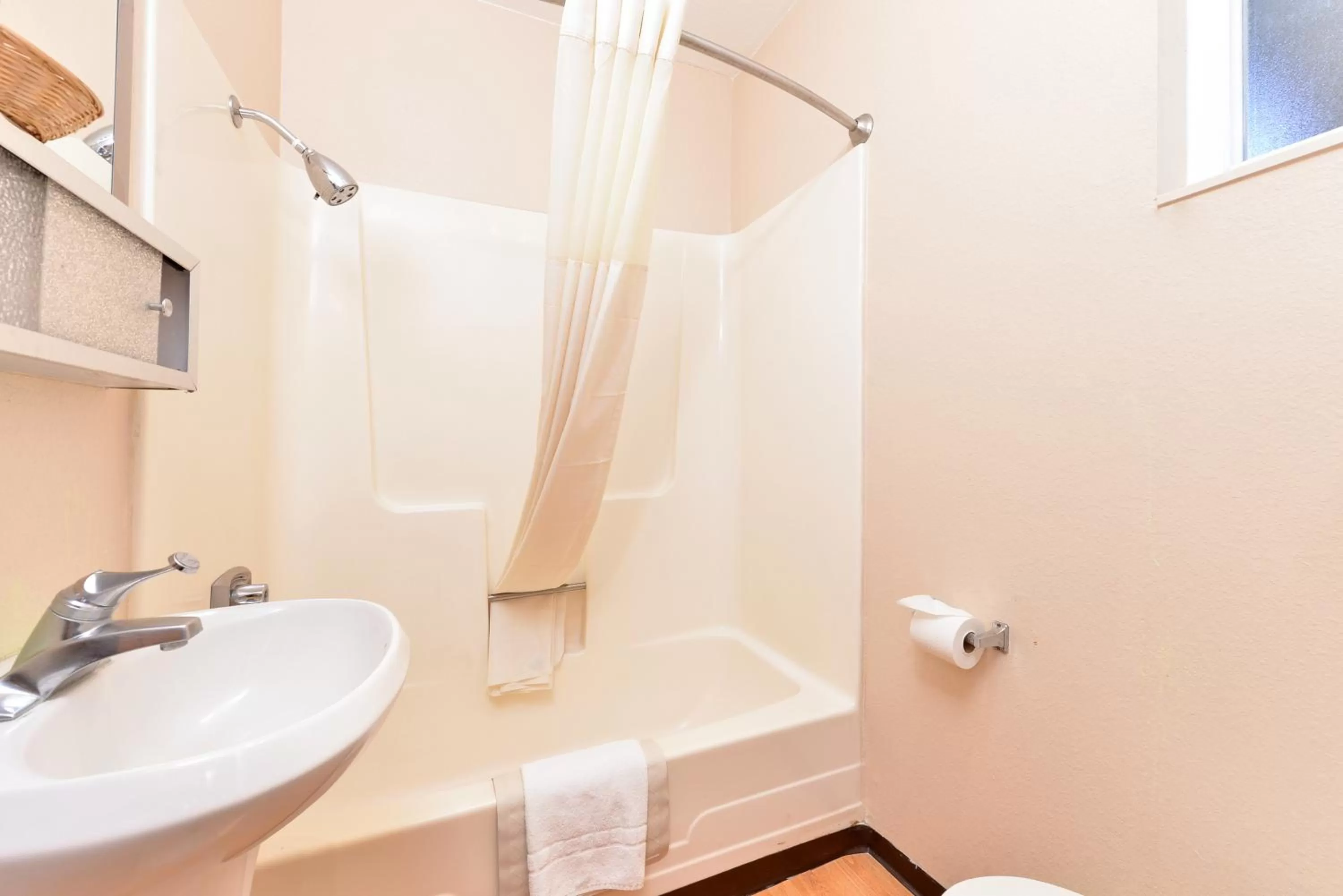 Bathroom in Golden Eagle Motel