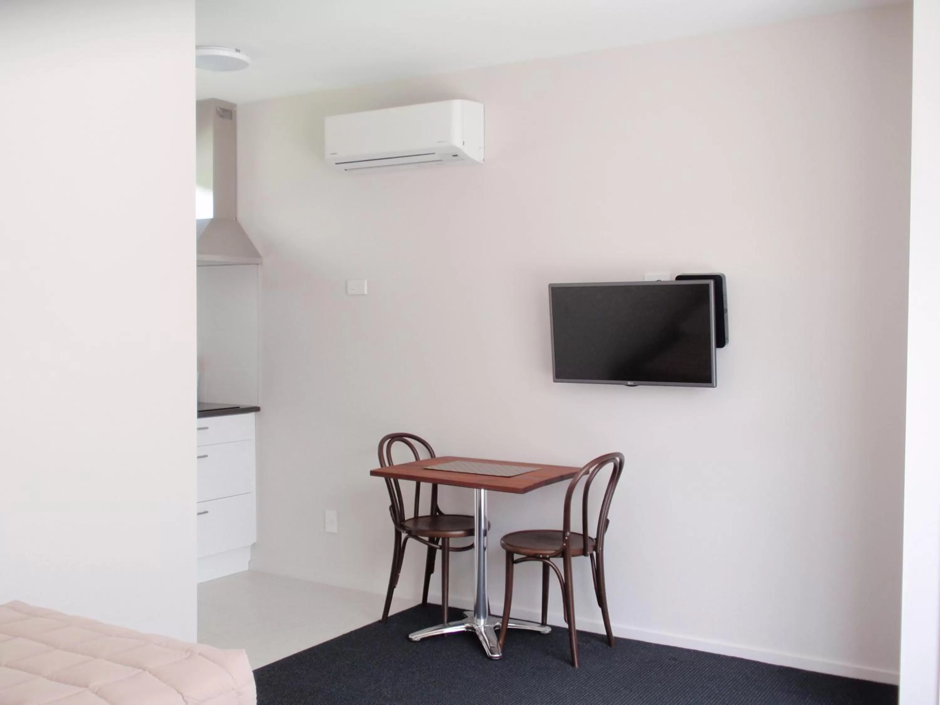 Dining area in 319 Addington Motel