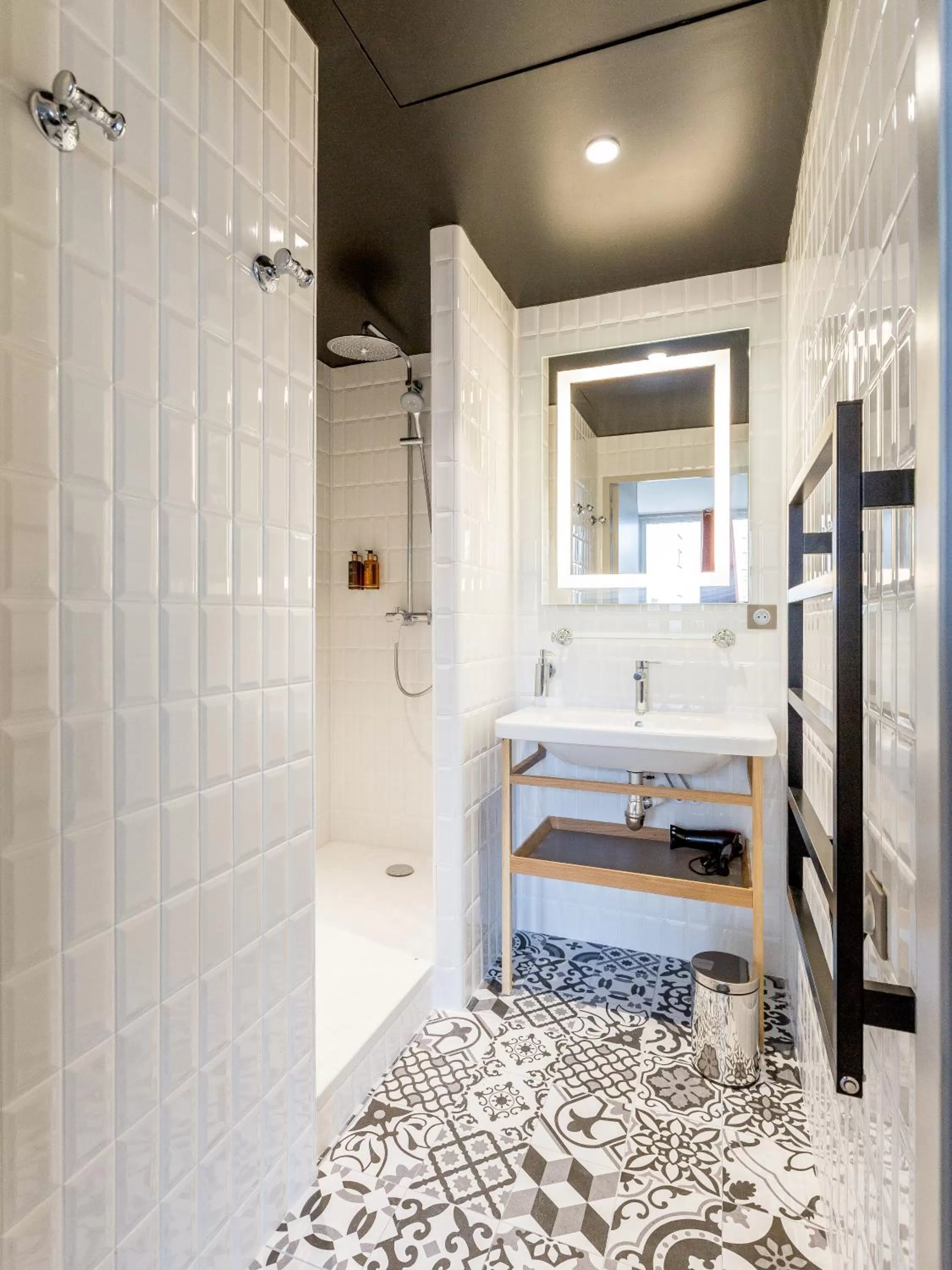 Toilet in Edgar Suites Expo Paris Porte de Versailles