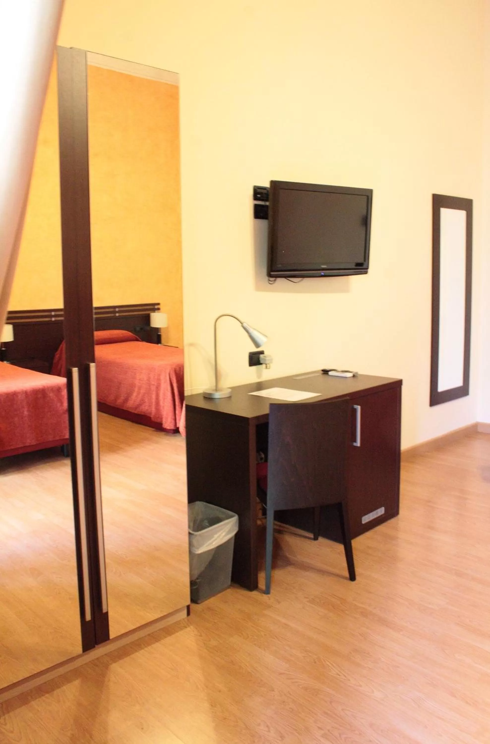 TV and multimedia, Bed in San Max Hotel