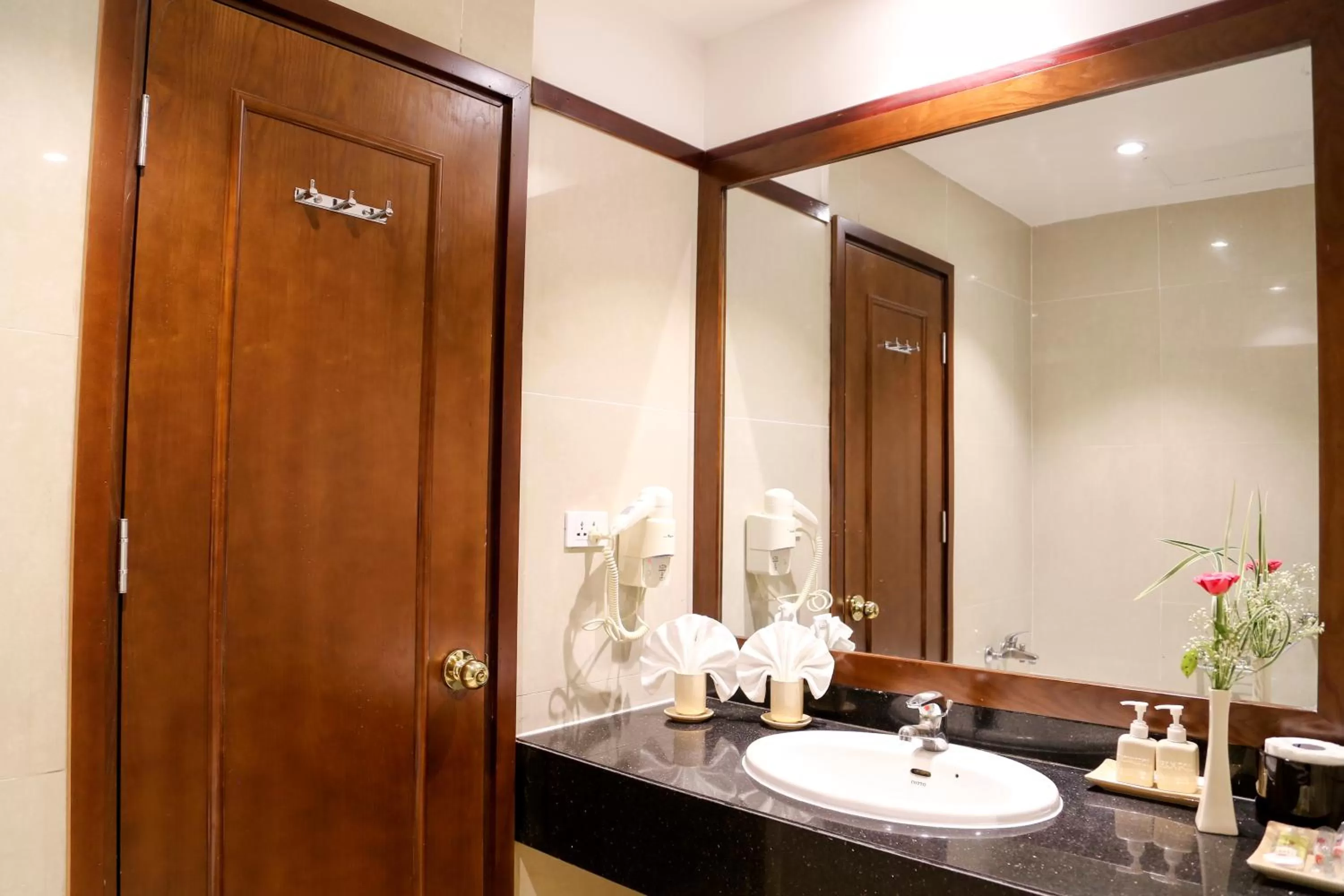 Bathroom in Mon Regency Hotel