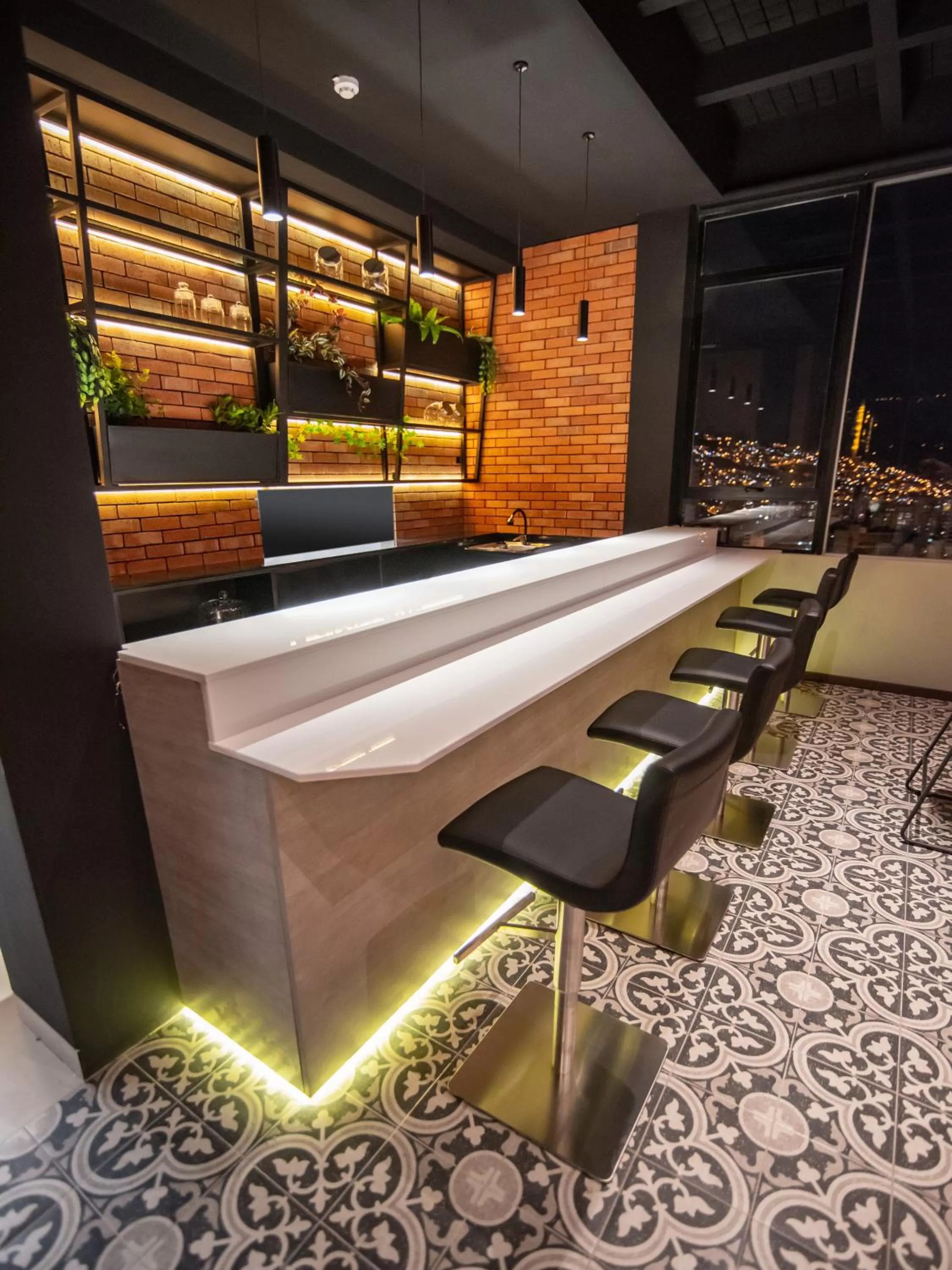 Restaurant/places to eat in Mitru Express Hotel