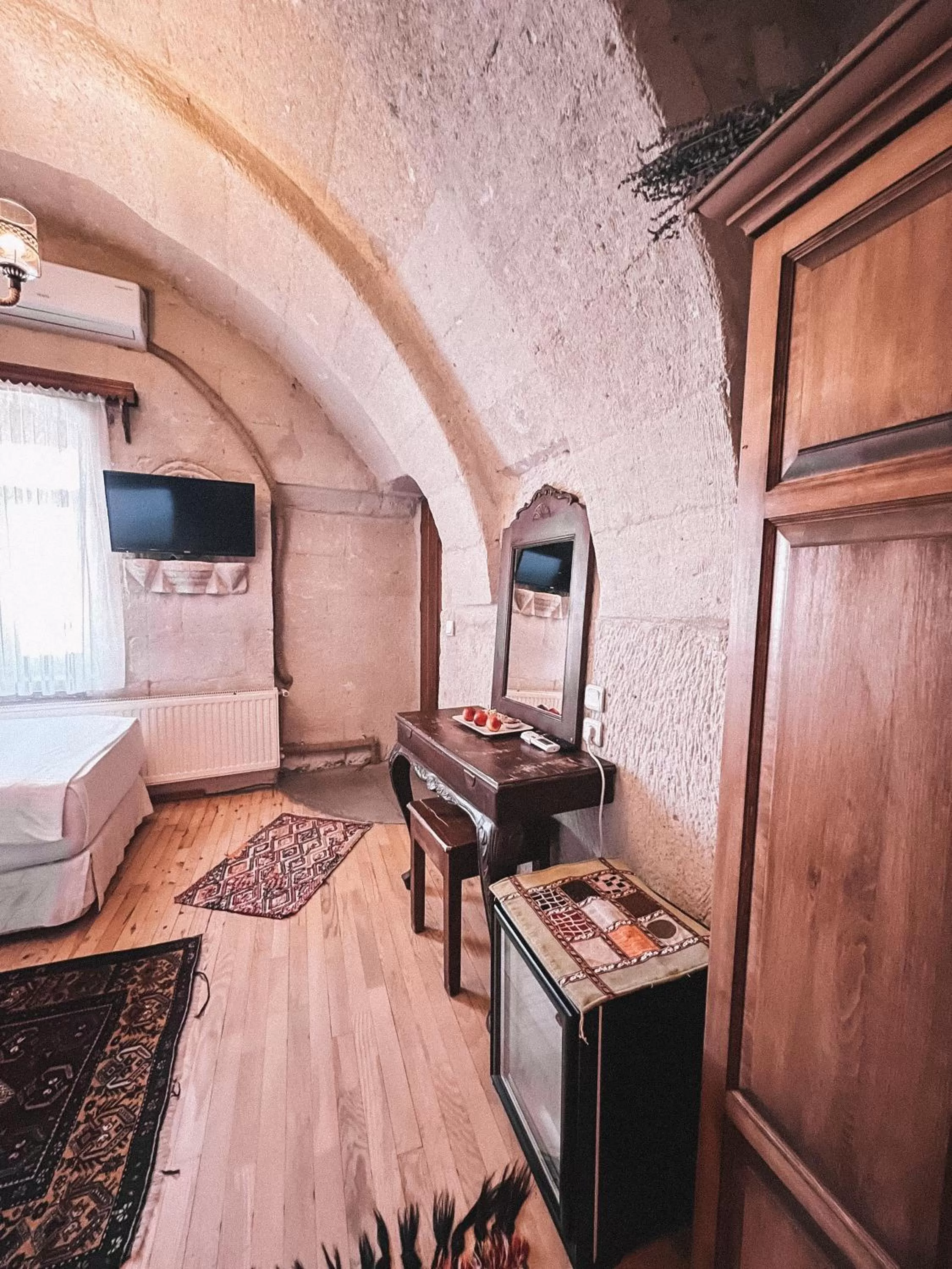 View (from property/room), Bed in Local Cave House