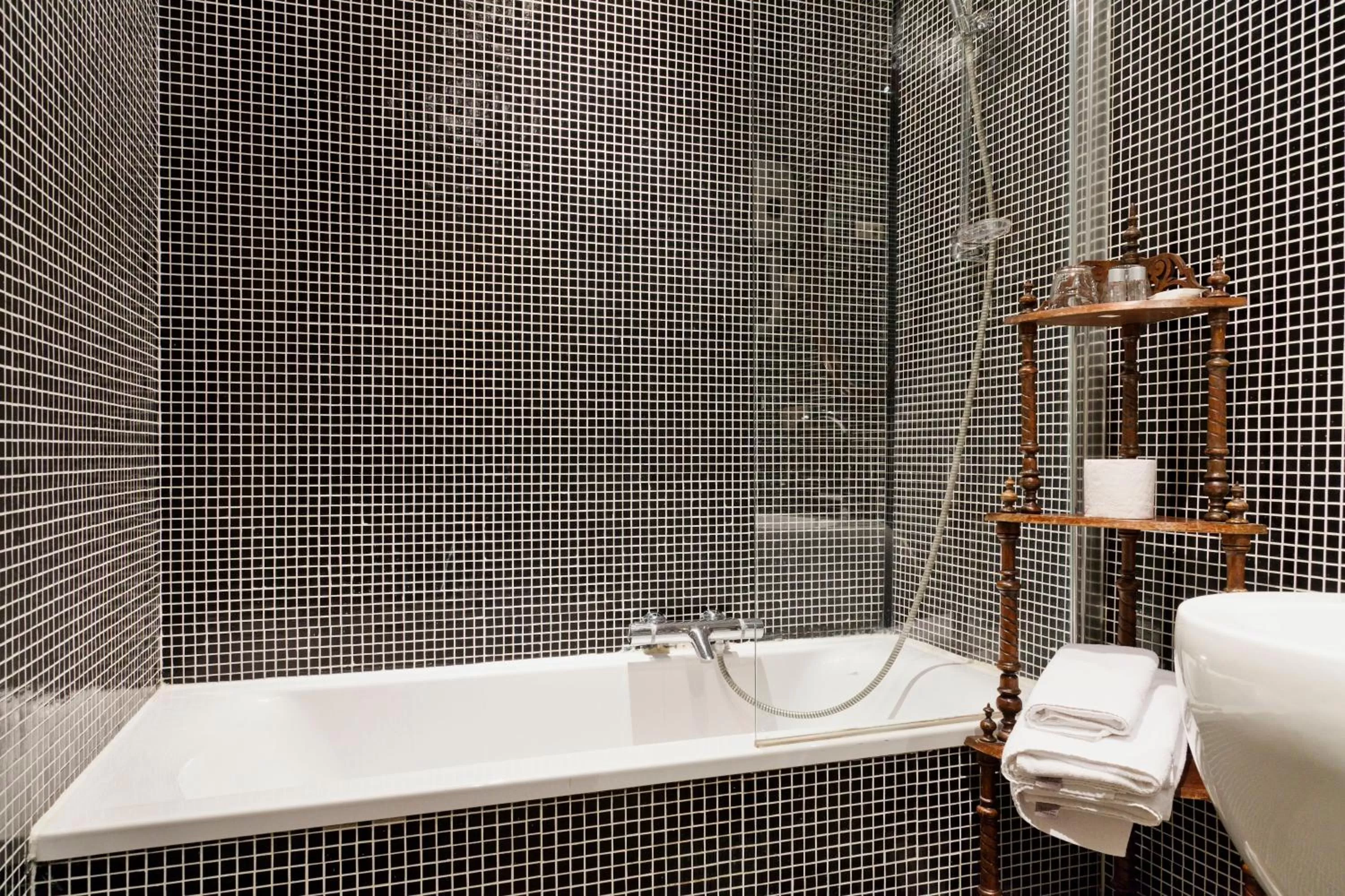 Shower in Hotel Diamonds and Pearls