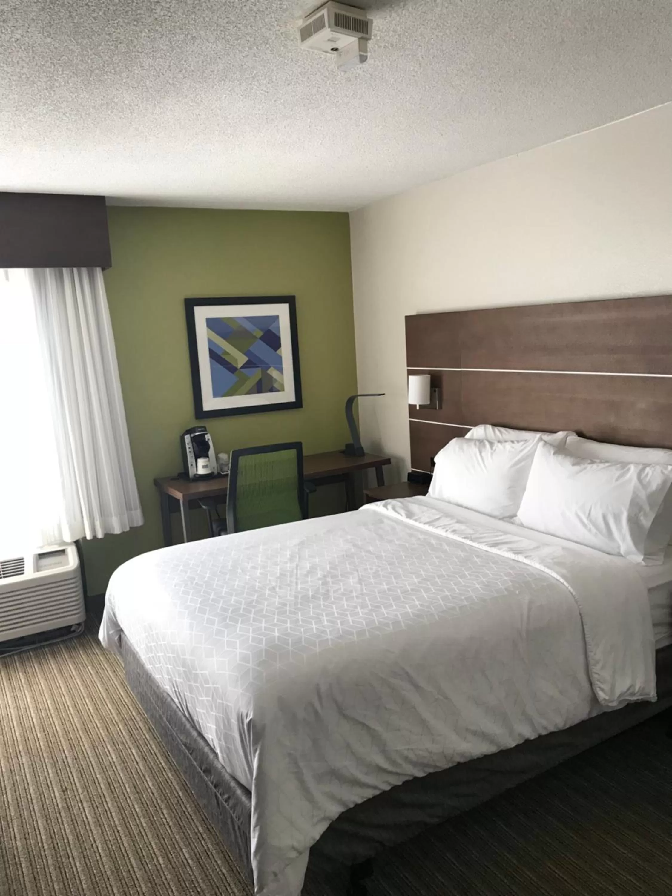 Bed in Holiday Inn Express Memphis Medical Center - Midtown by IHG