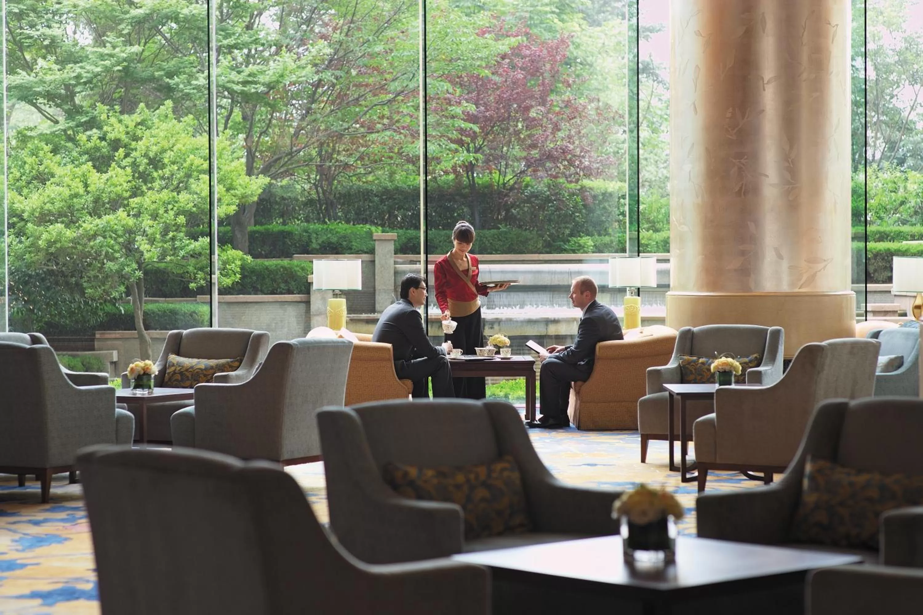 Lounge or bar in Shangri-La Qingdao