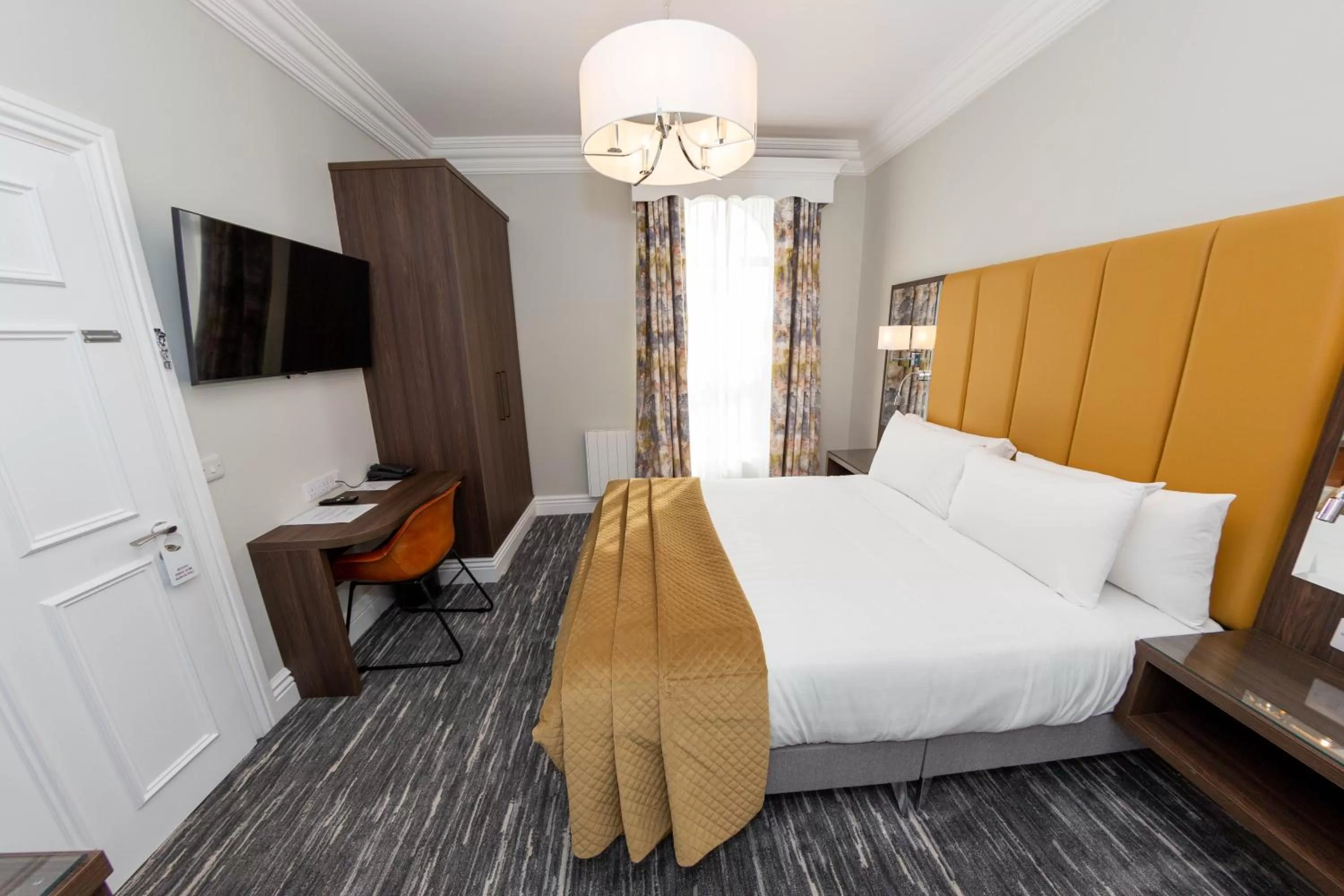 Bedroom, Bed in Commodore Hotel