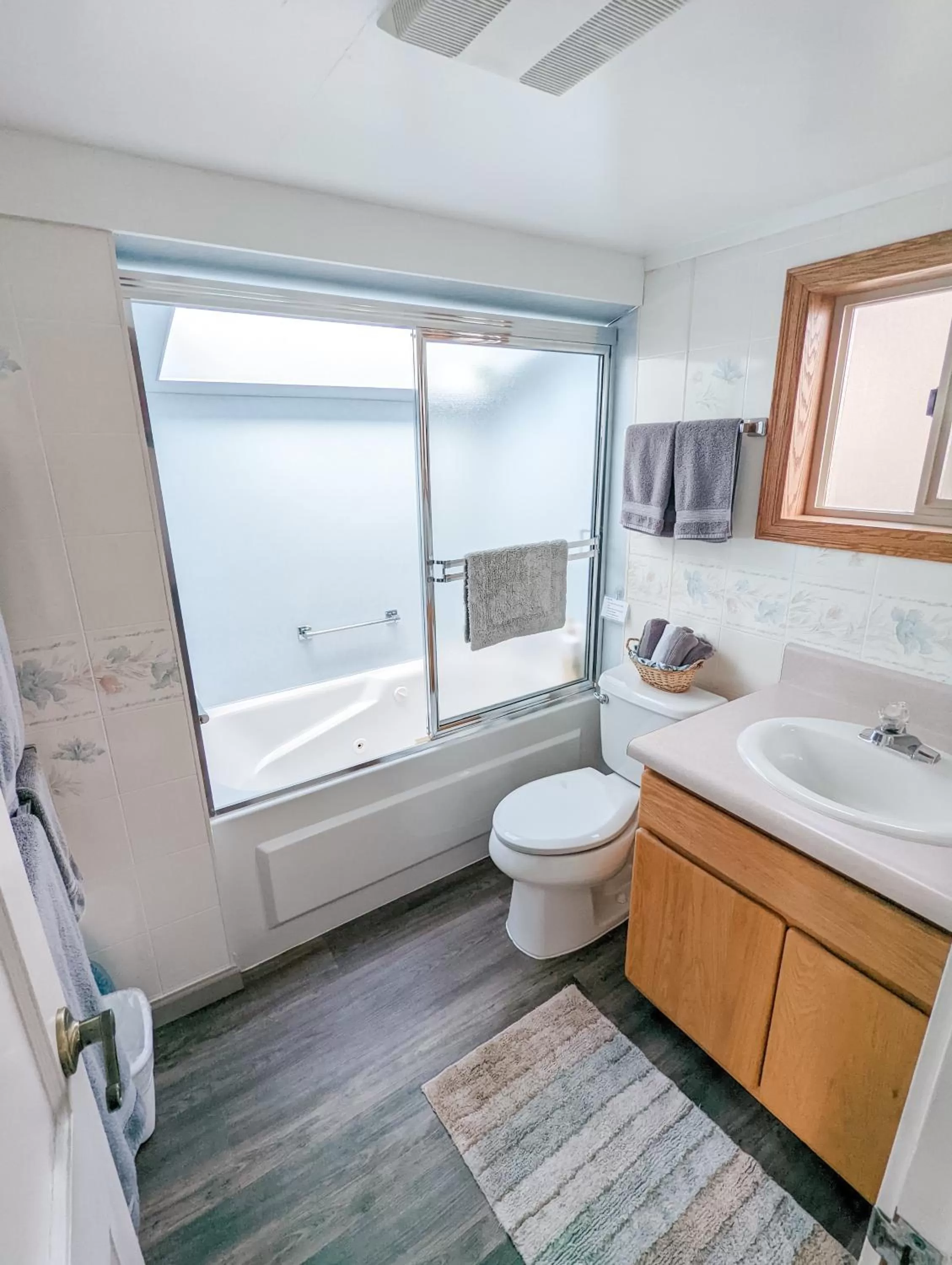 Bathroom in Juan de Fuca Waterfront Hotel & Cottages