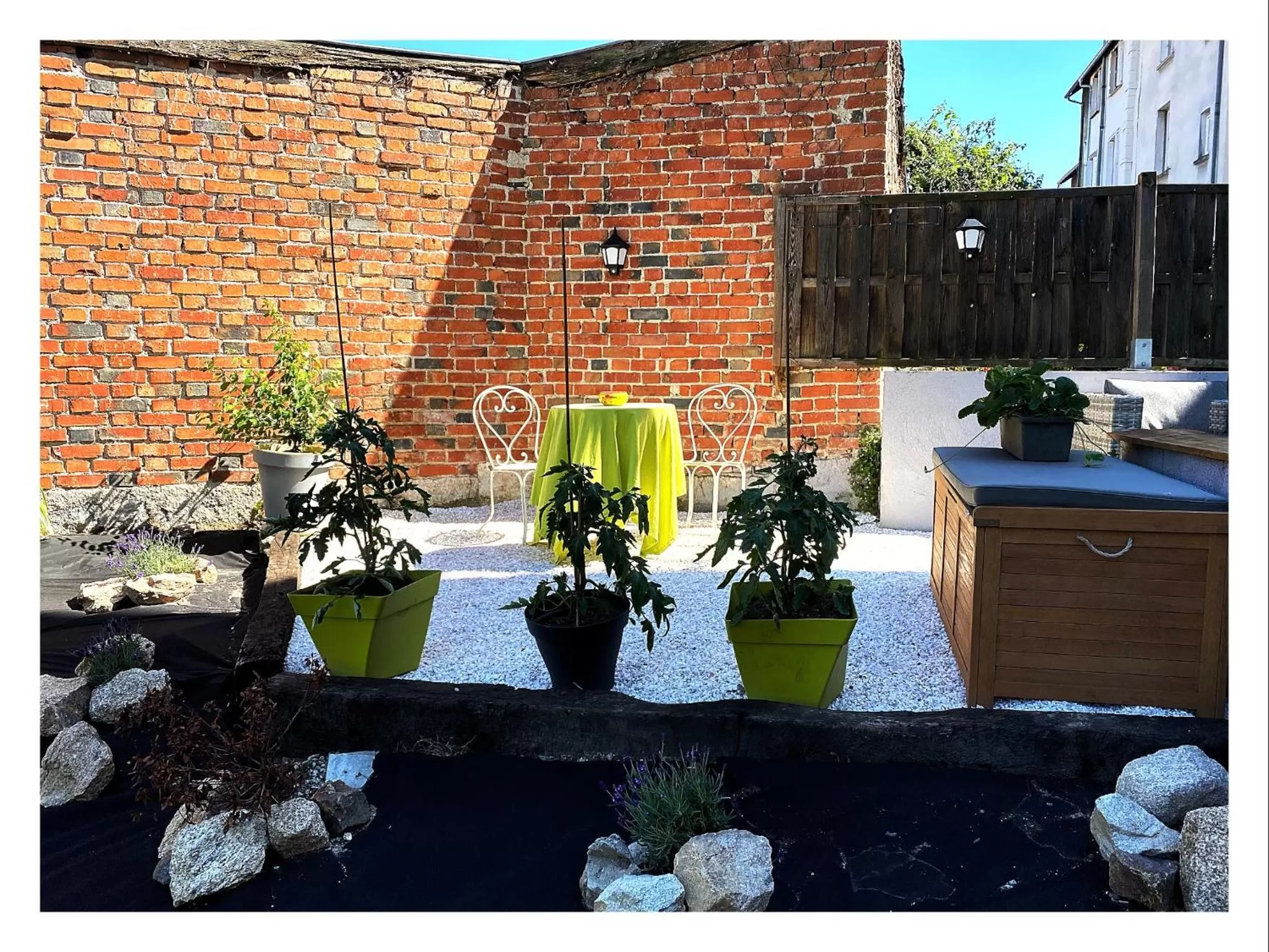 Patio in Dupain & Dubeurre Appart'Hôtel - Parking