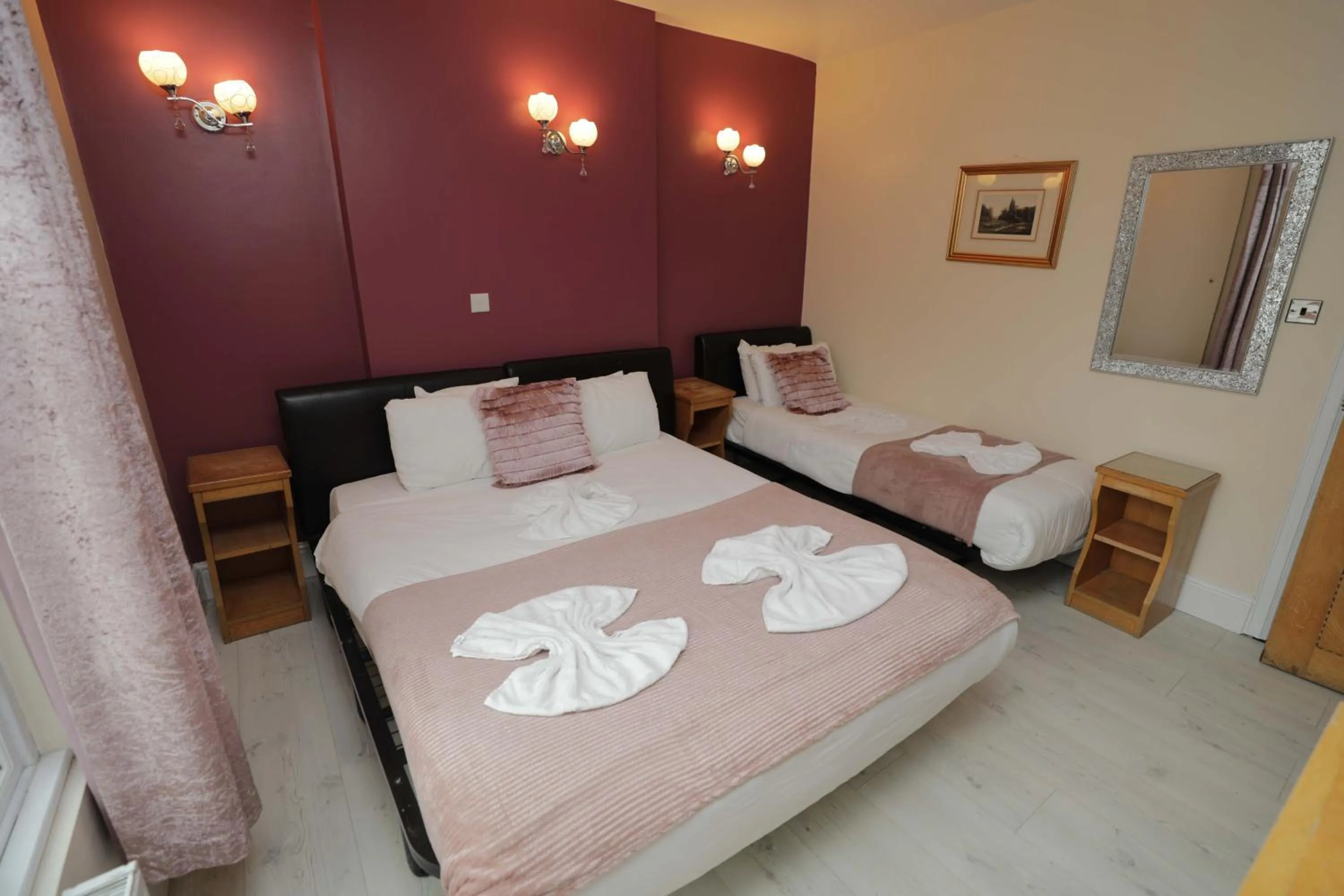 Bedroom, Bed in Holland Inn Hotel