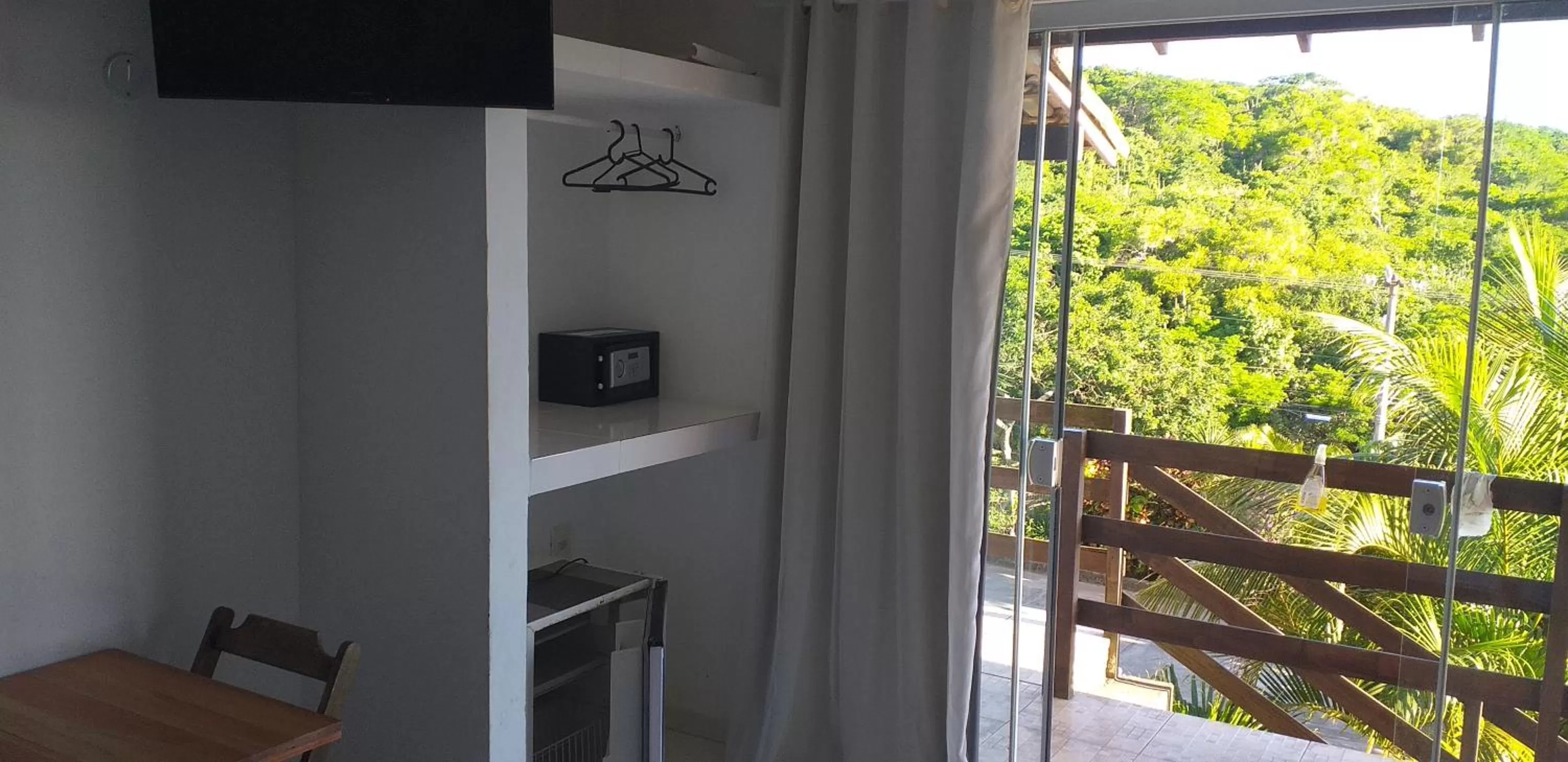 Bedroom, TV/Entertainment Center in pousada CASA 29 BÚZIOS