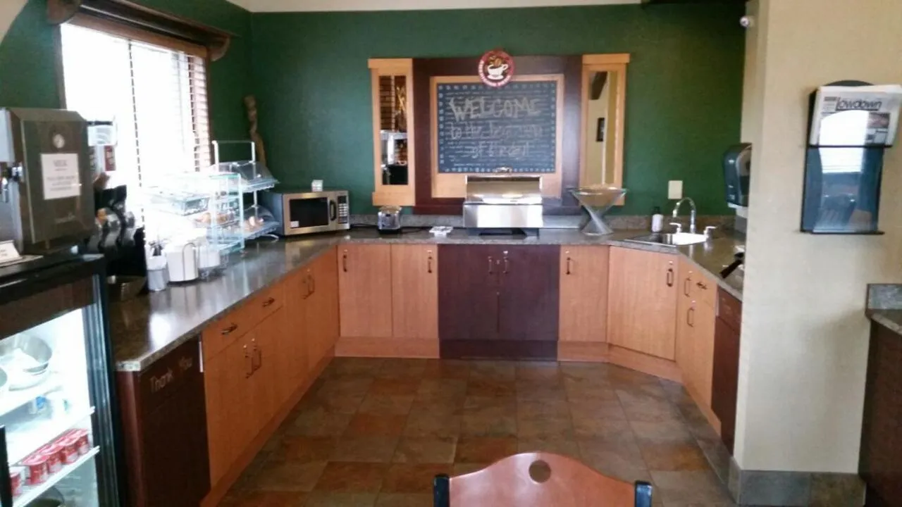 Kitchen or kitchenette in AmericInn by Wyndham Forest Lake