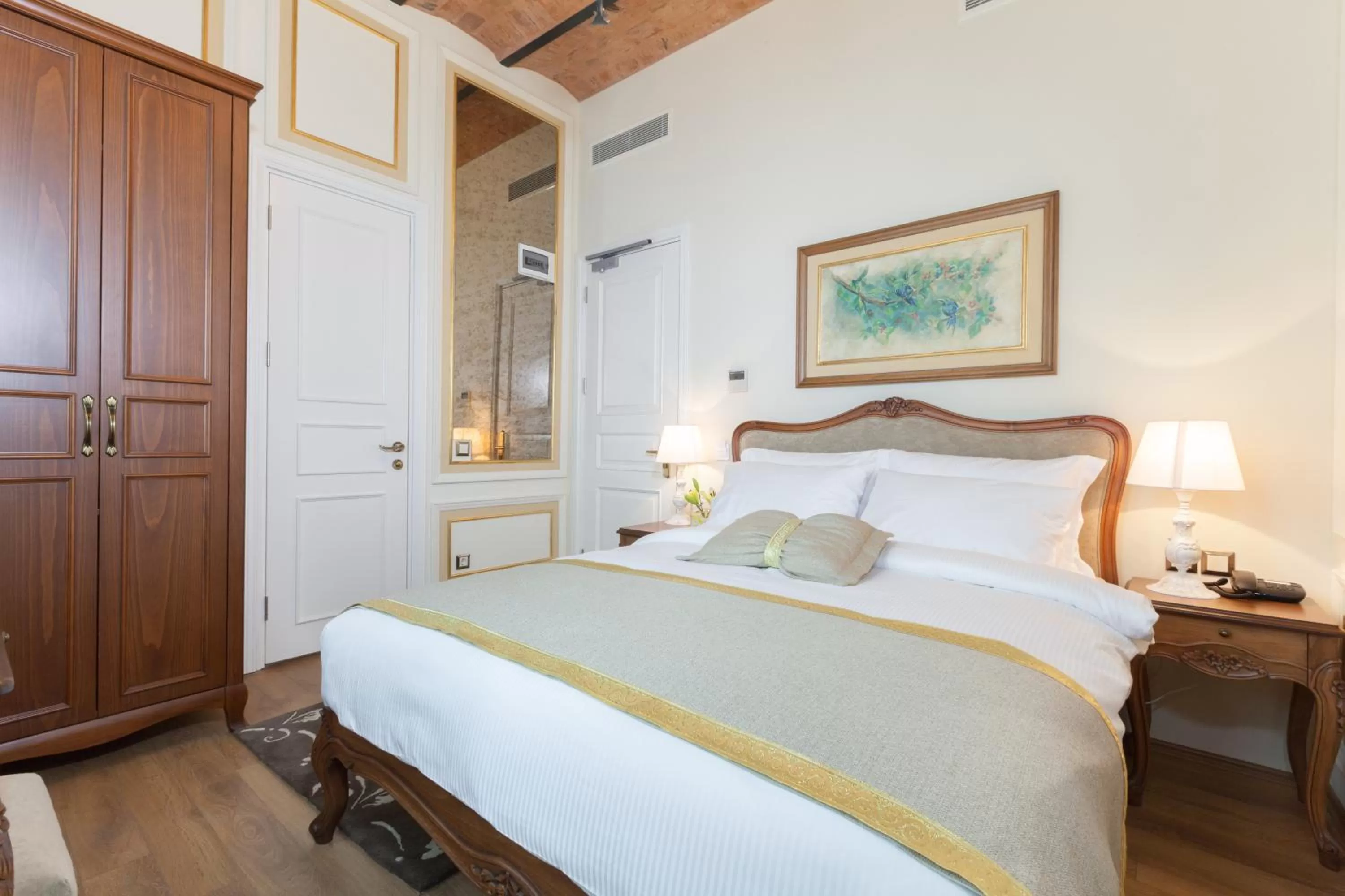 Property building, Bed in Hotel Pera Parma