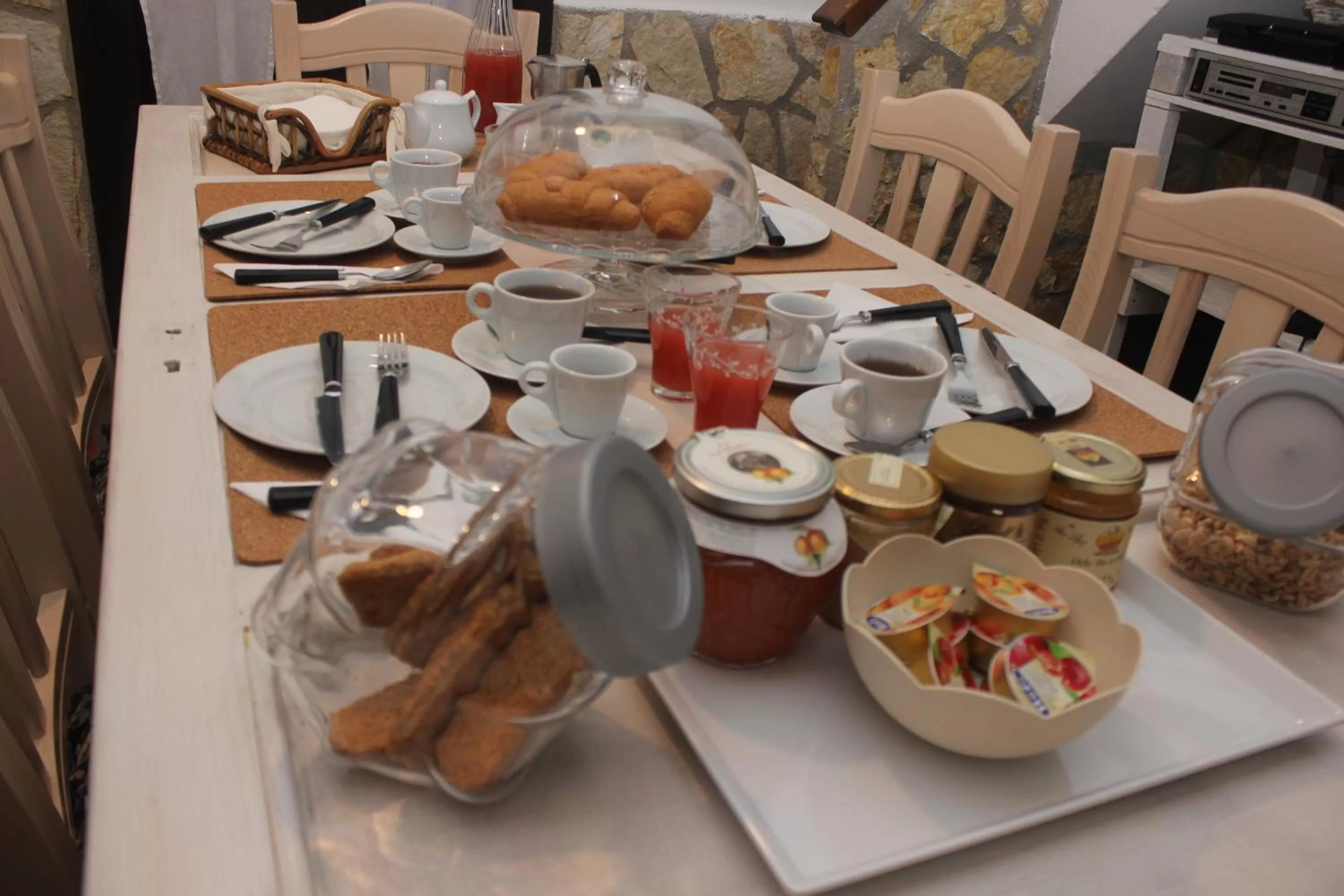 Communal lounge/ TV room in La Casetta