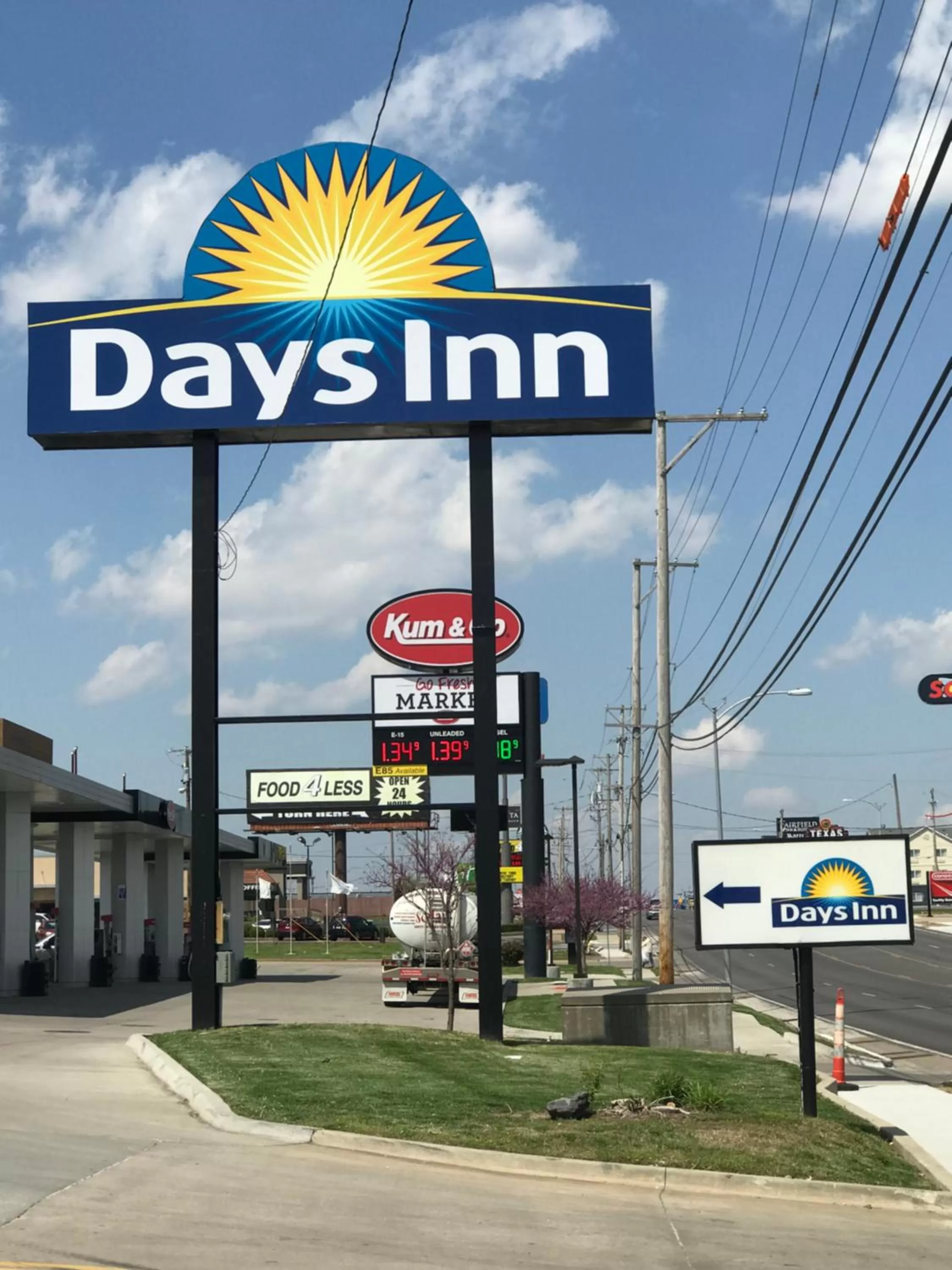 Facade/entrance in Days Inn by Wyndham Joplin