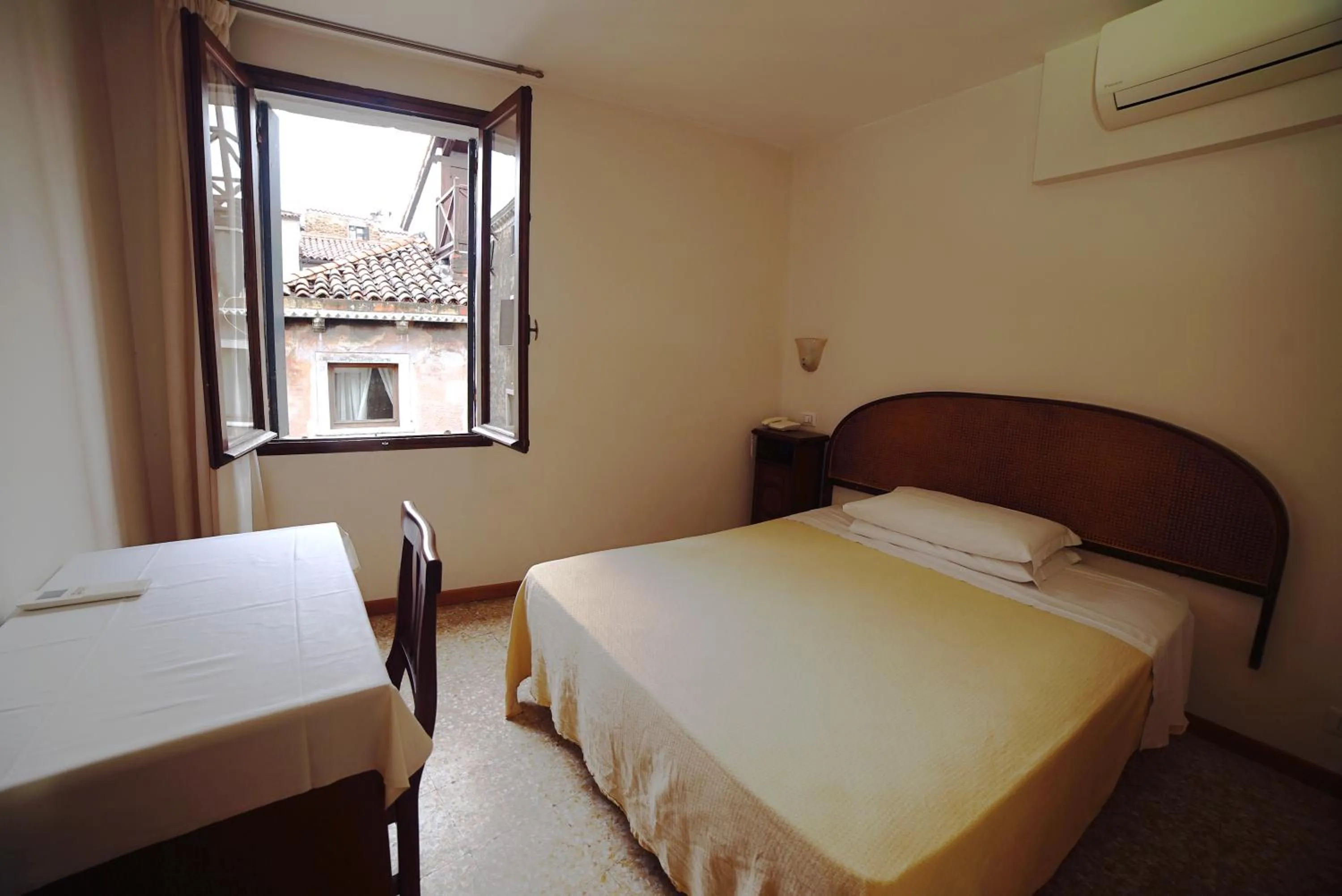 Photo of the whole room, Bed in Hotel Canada