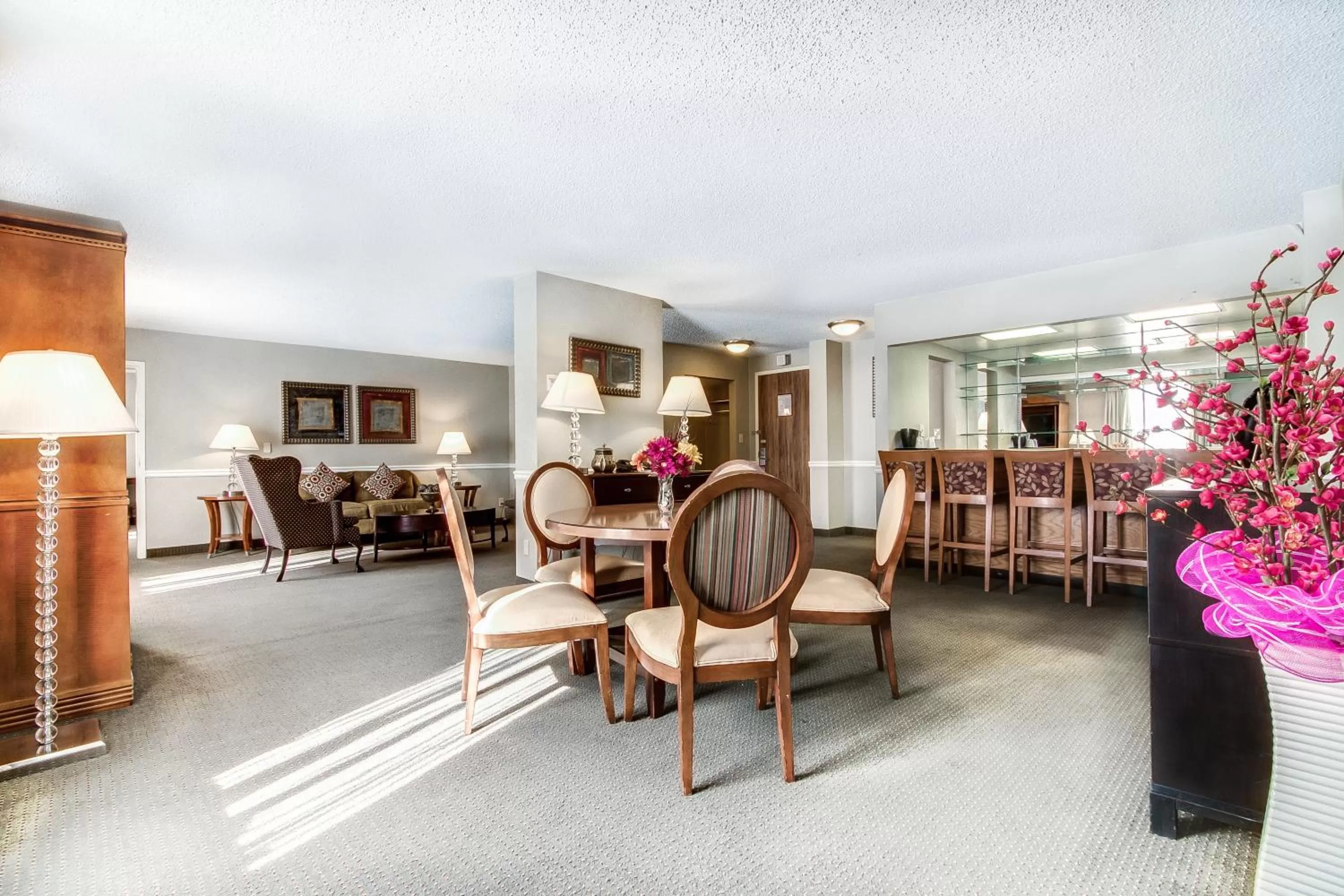 Living room in Ramada Plaza by Wyndham Atlanta Airport