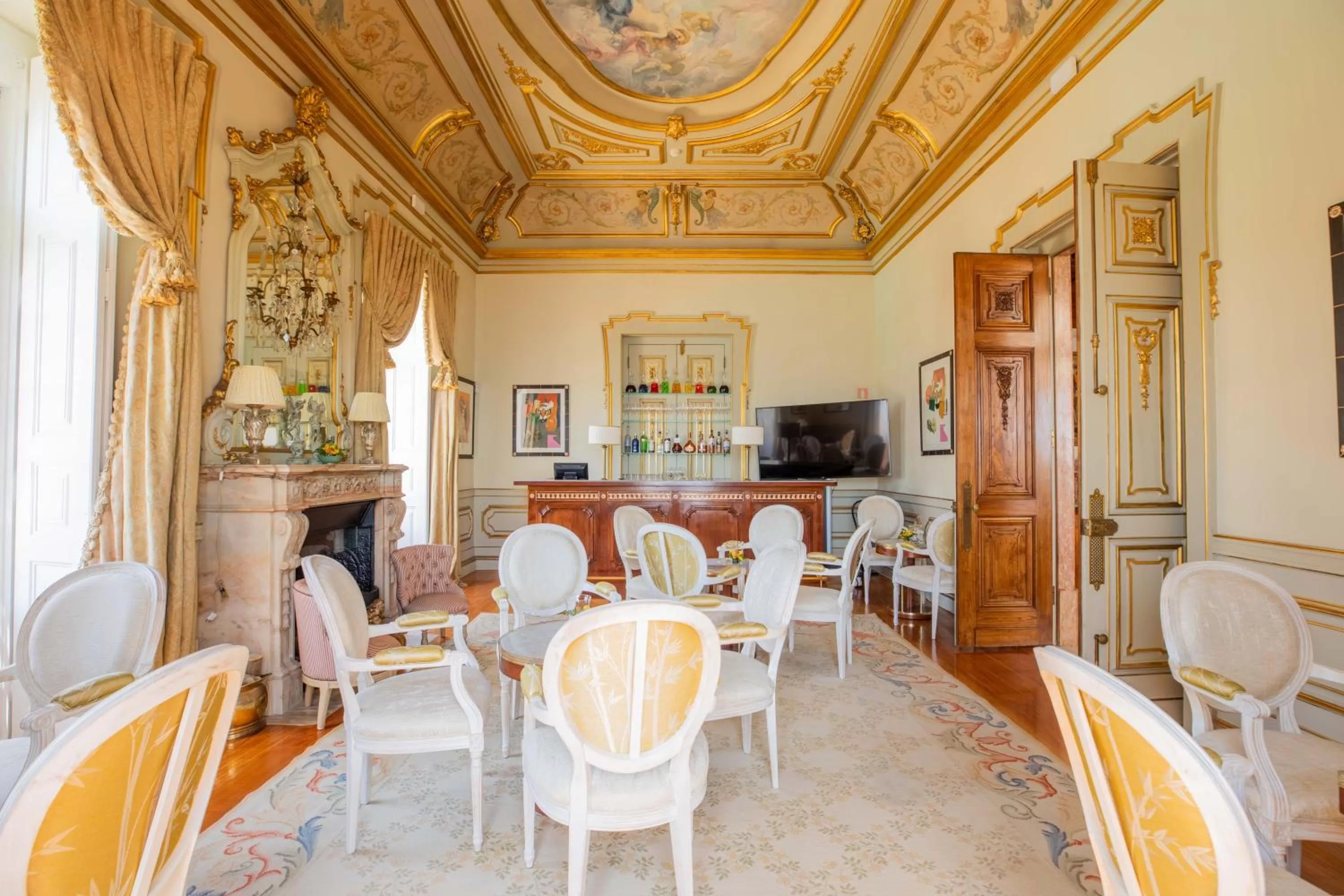 Lounge or bar in Estoril Vintage Hotel