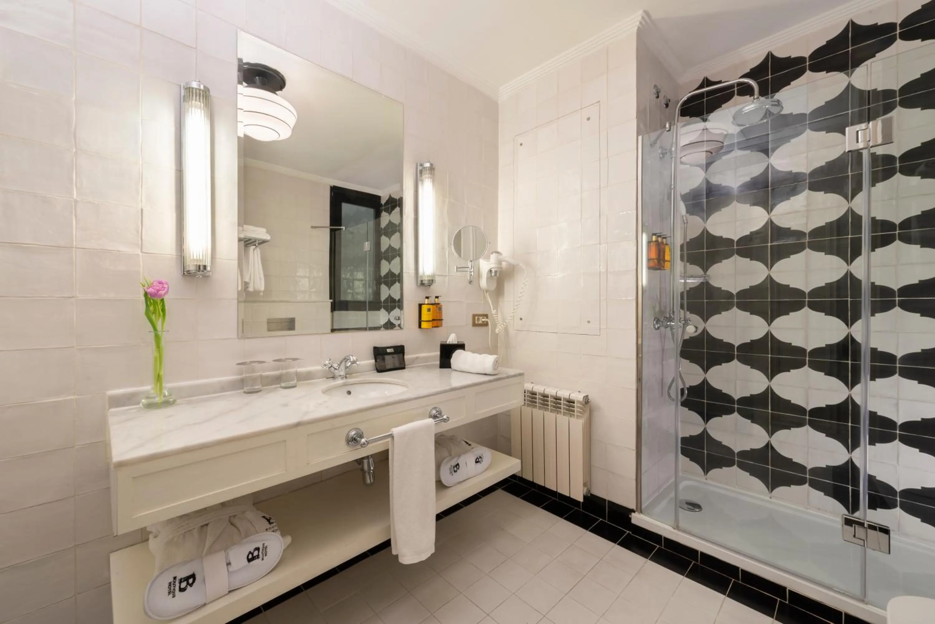 Shower in Boutique Hotel H10 Villa de la Reina