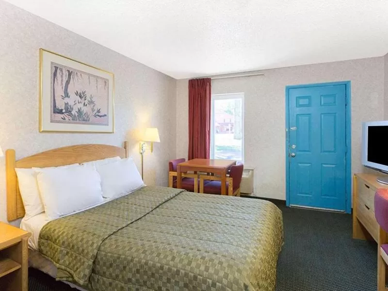 Bed in POCONO NIGHT LODGE