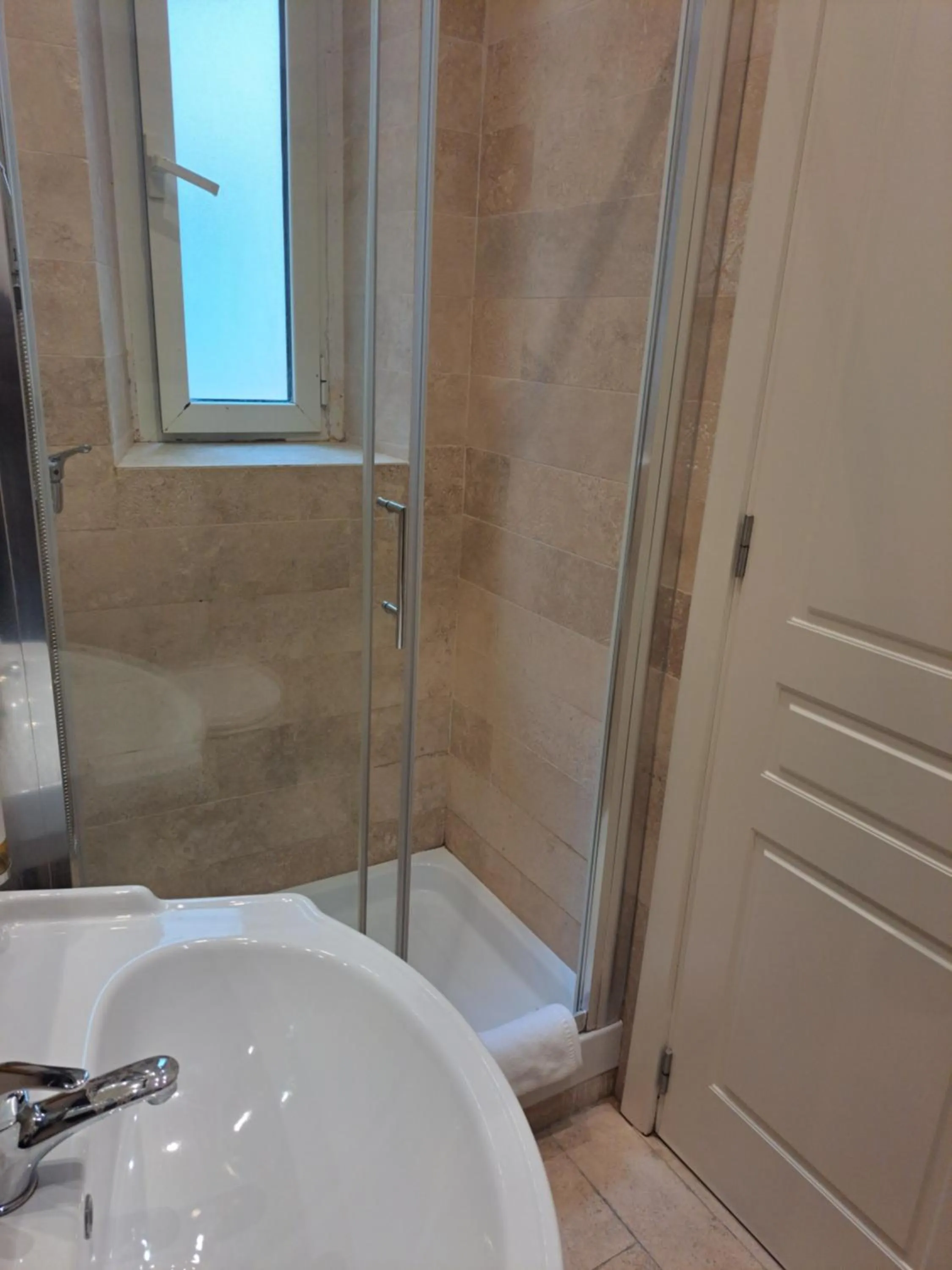 Shower in Hotel dei Quiriti Suite