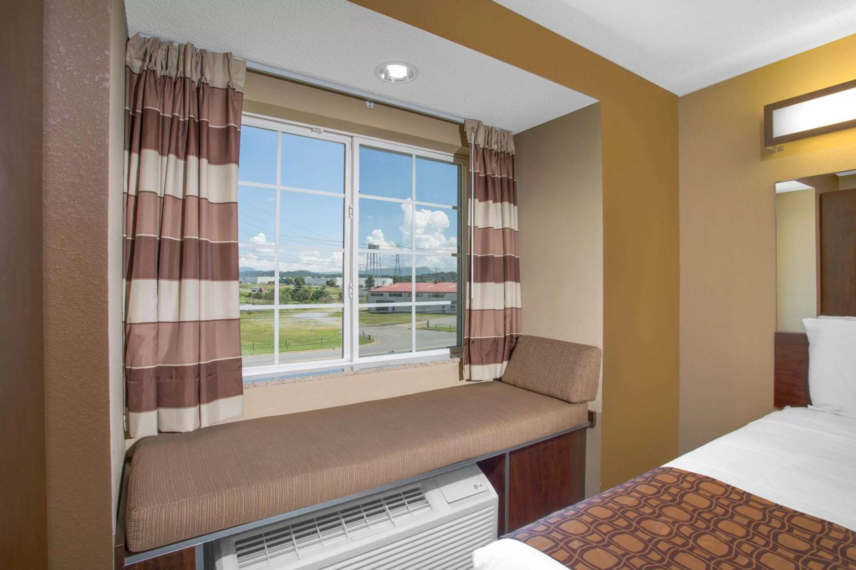 Photo of the whole room, Bed in Microtel Inn & Suites by Wyndham Harrisonburg