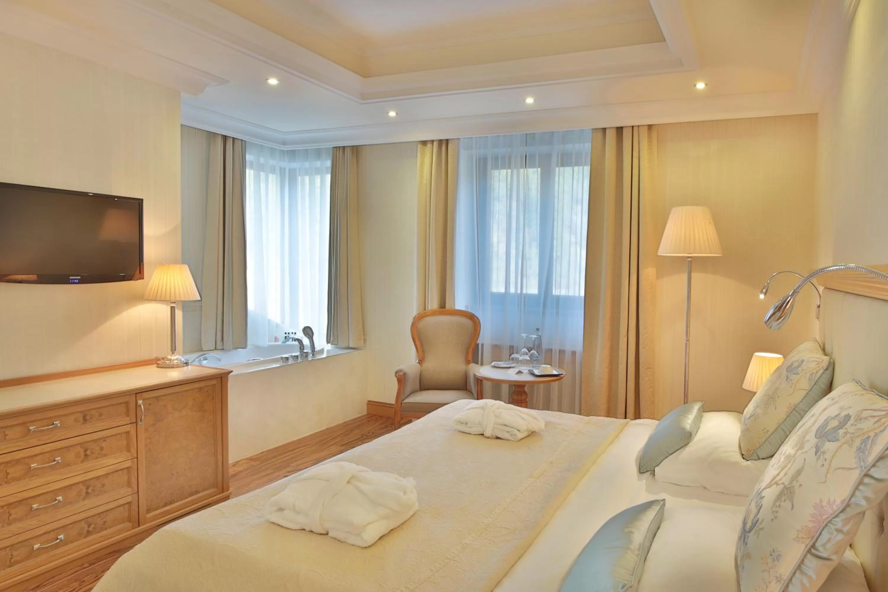 Bedroom, Bed in Retro Riverside Wellness Resort