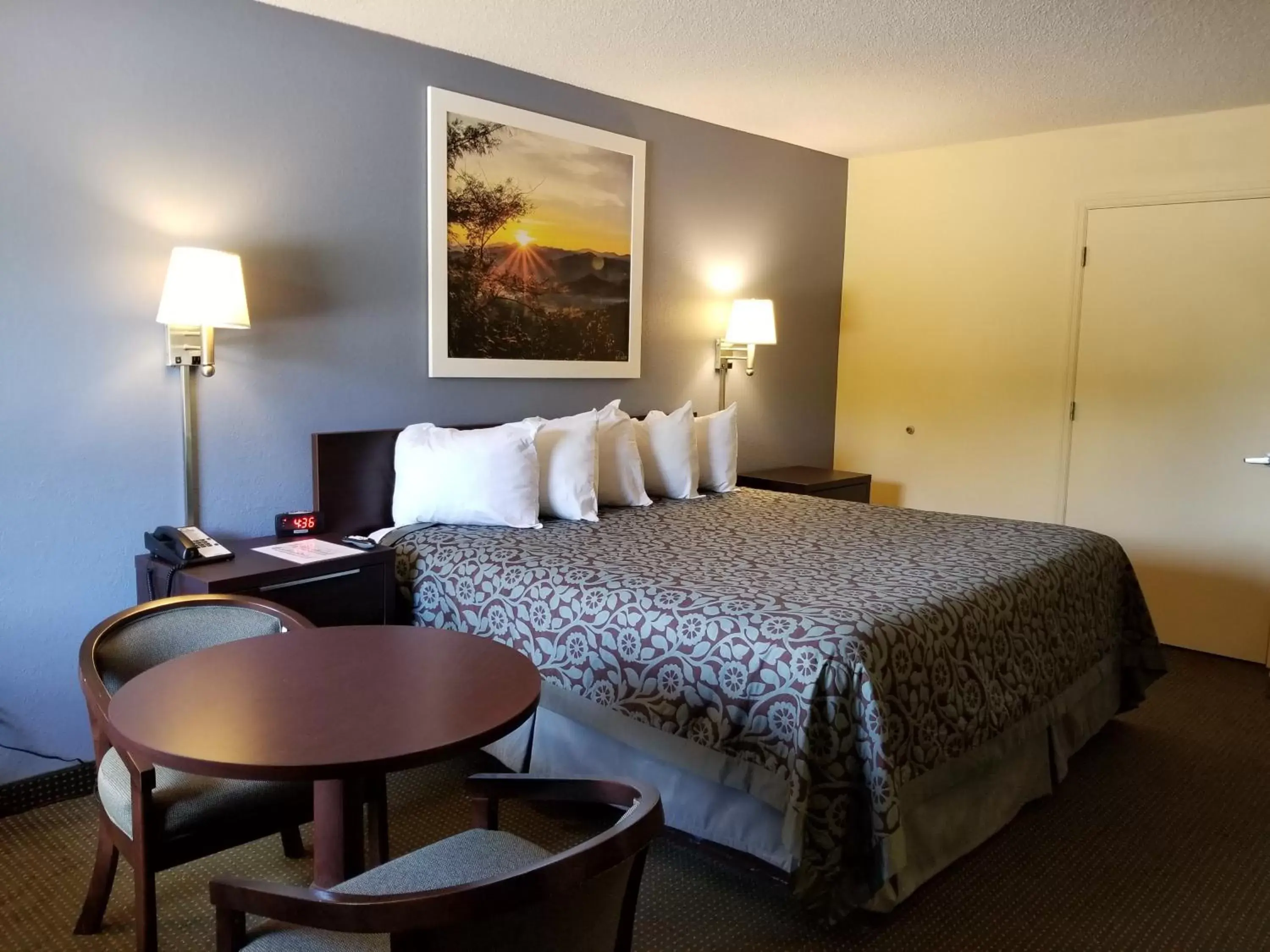 Standard King Room - Smoking in Days Inn by Wyndham Camilla Standard King Room - Smoking in Days Inn by Wyndham Camilla