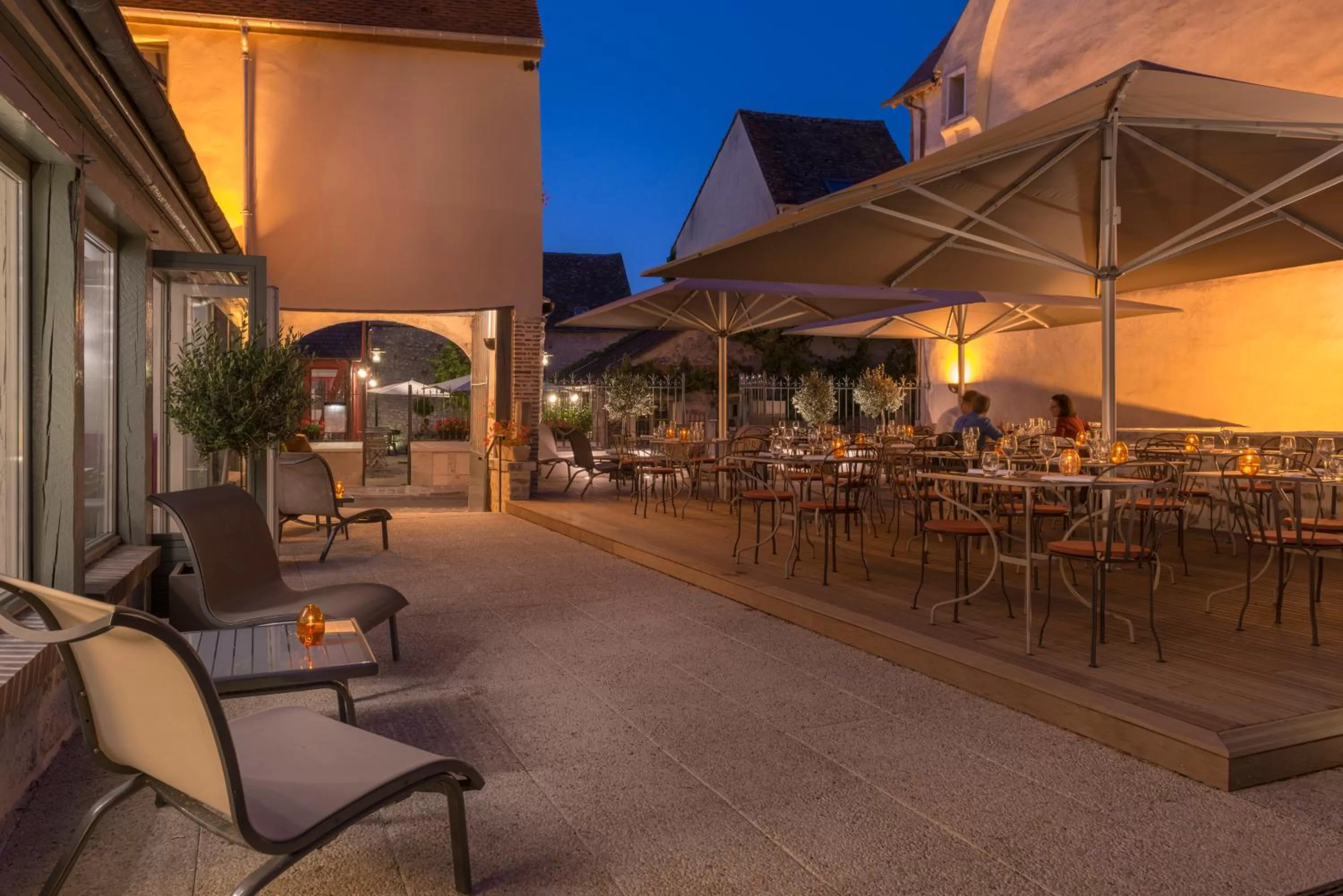 Patio in Hôtel Aux Vieux Remparts