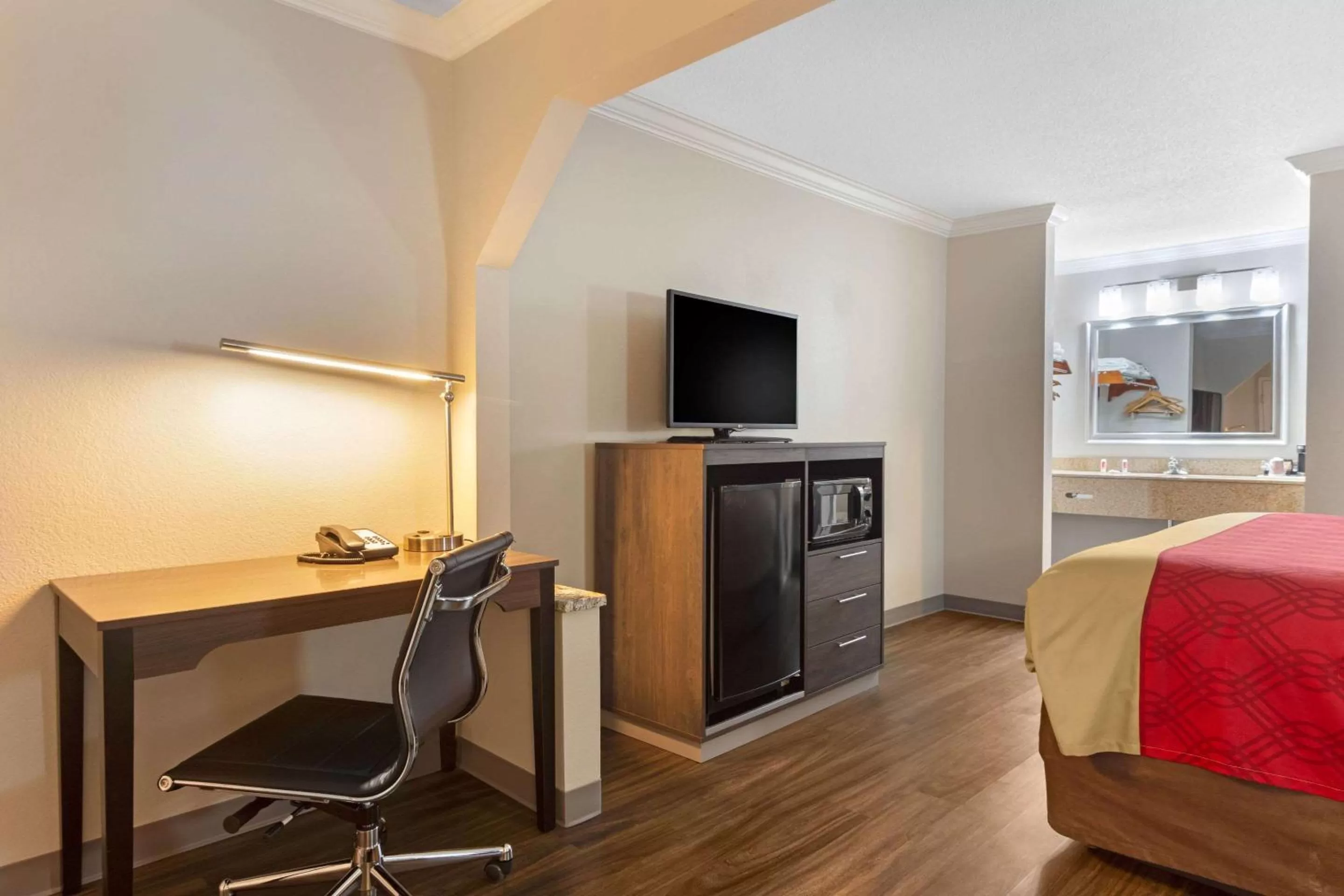 Bedroom in Econo Lodge Byron - Warner Robins