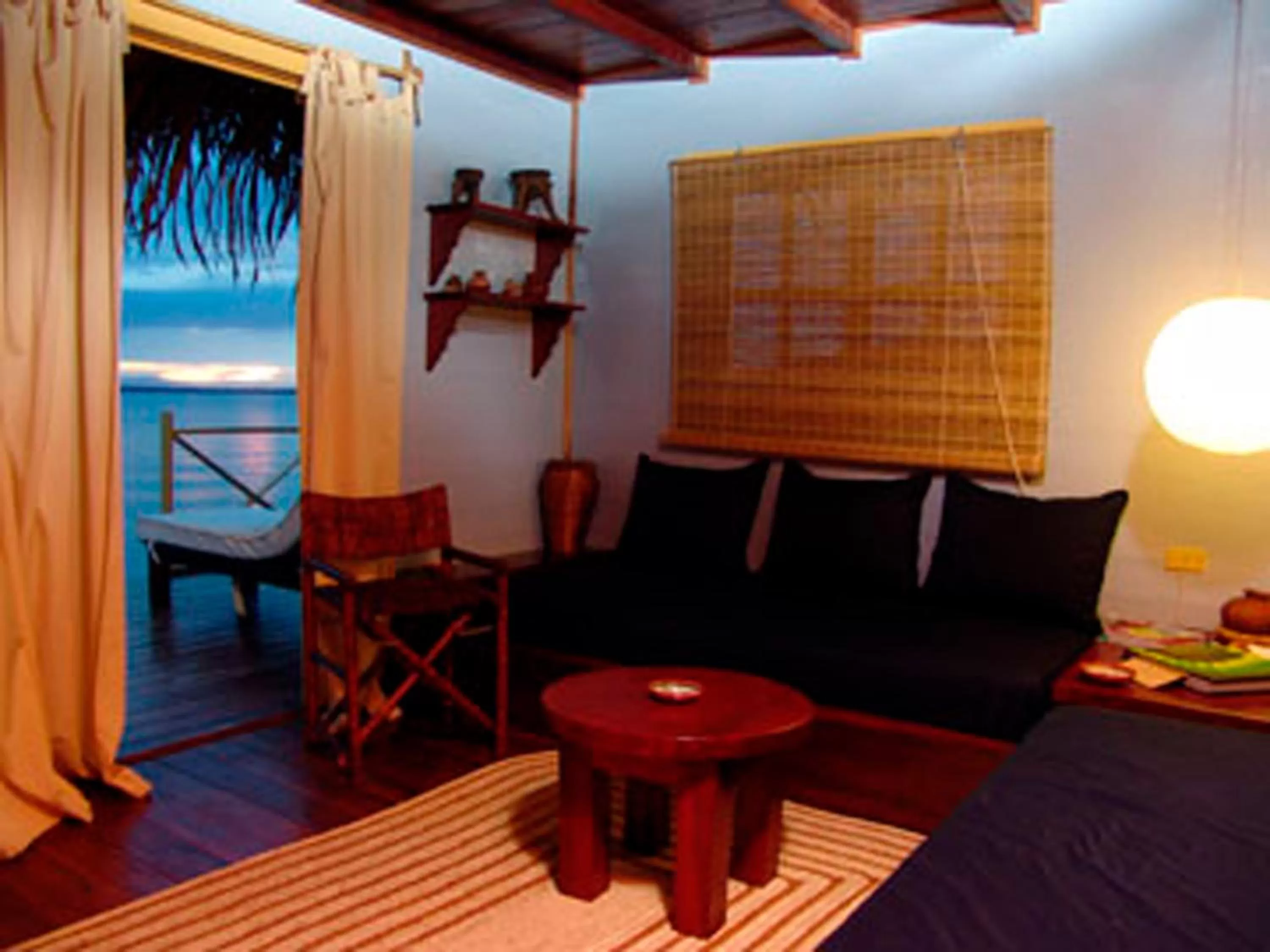 Living room, Bed in Punta Caracol Acqua Lodge