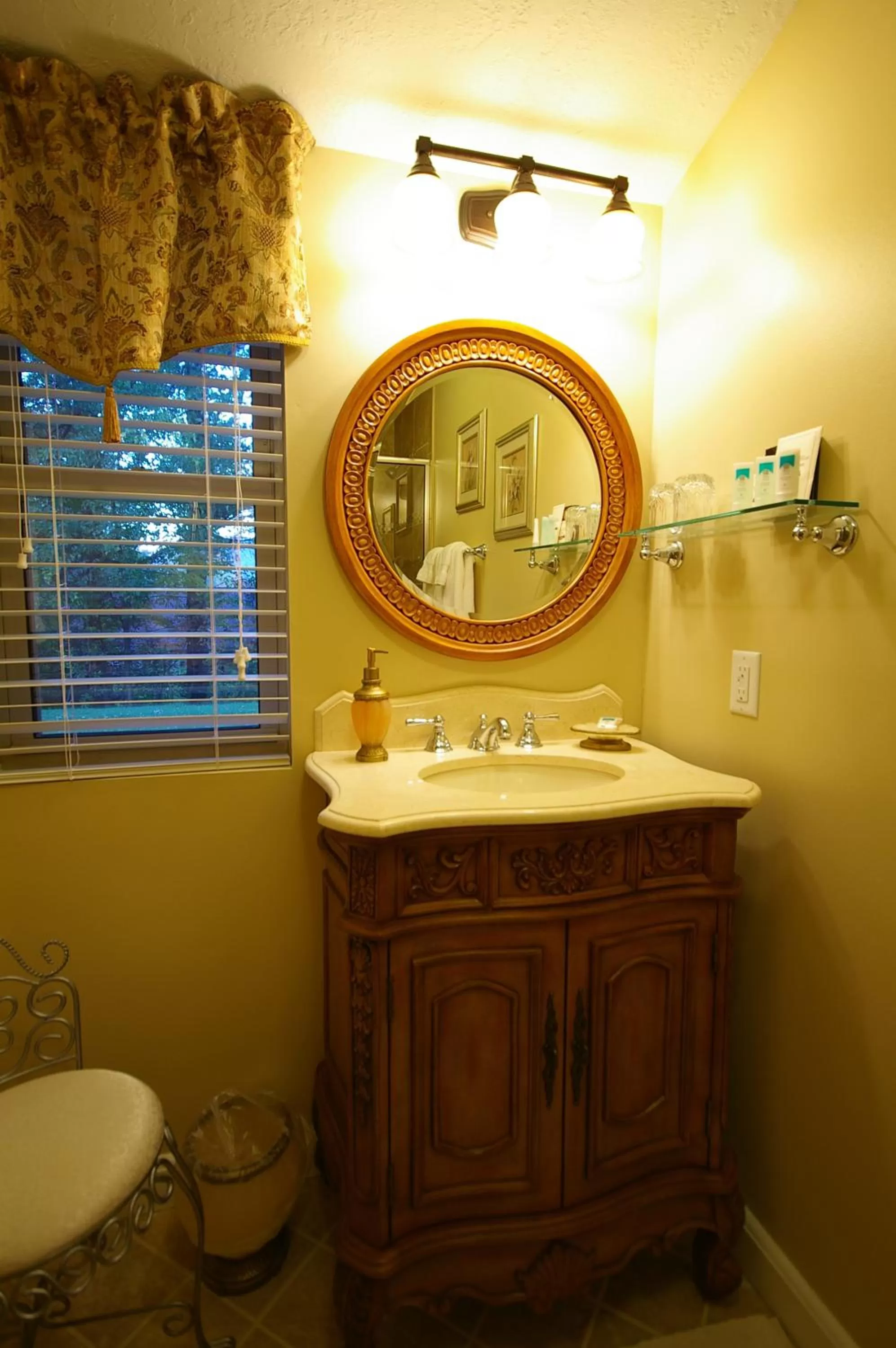 Bathroom in Brookside Mountain Mist Inn