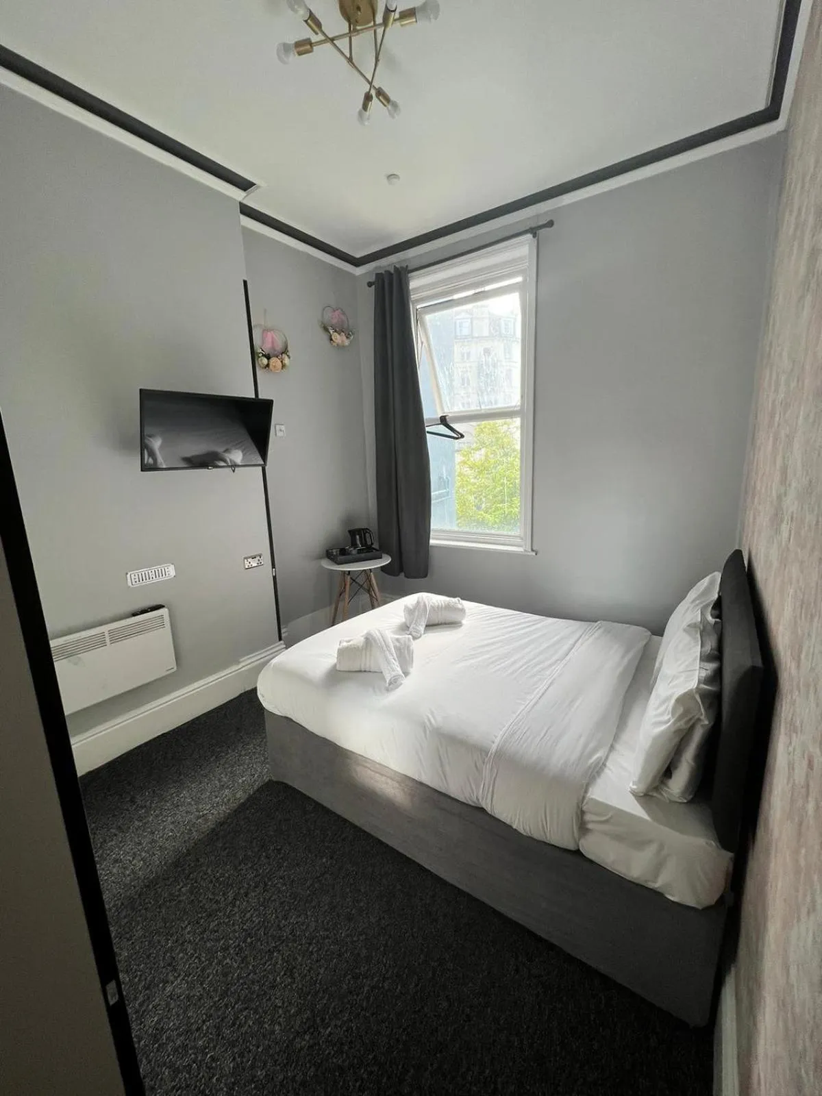 Bedroom in OYO Marine Parade Hotel, Eastbourne Pier