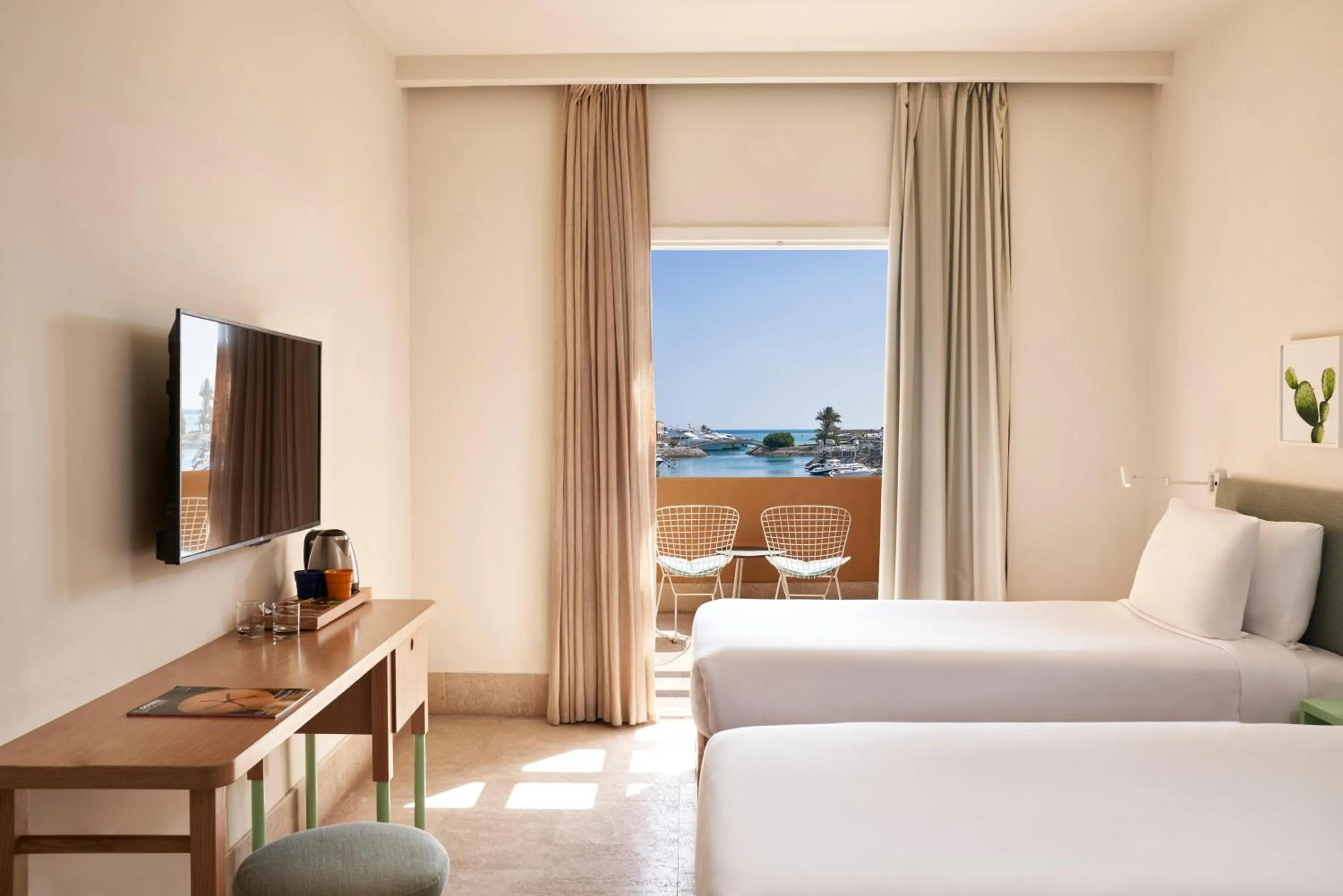 Photo of the whole room, Bed in Captain's Inn Hotel