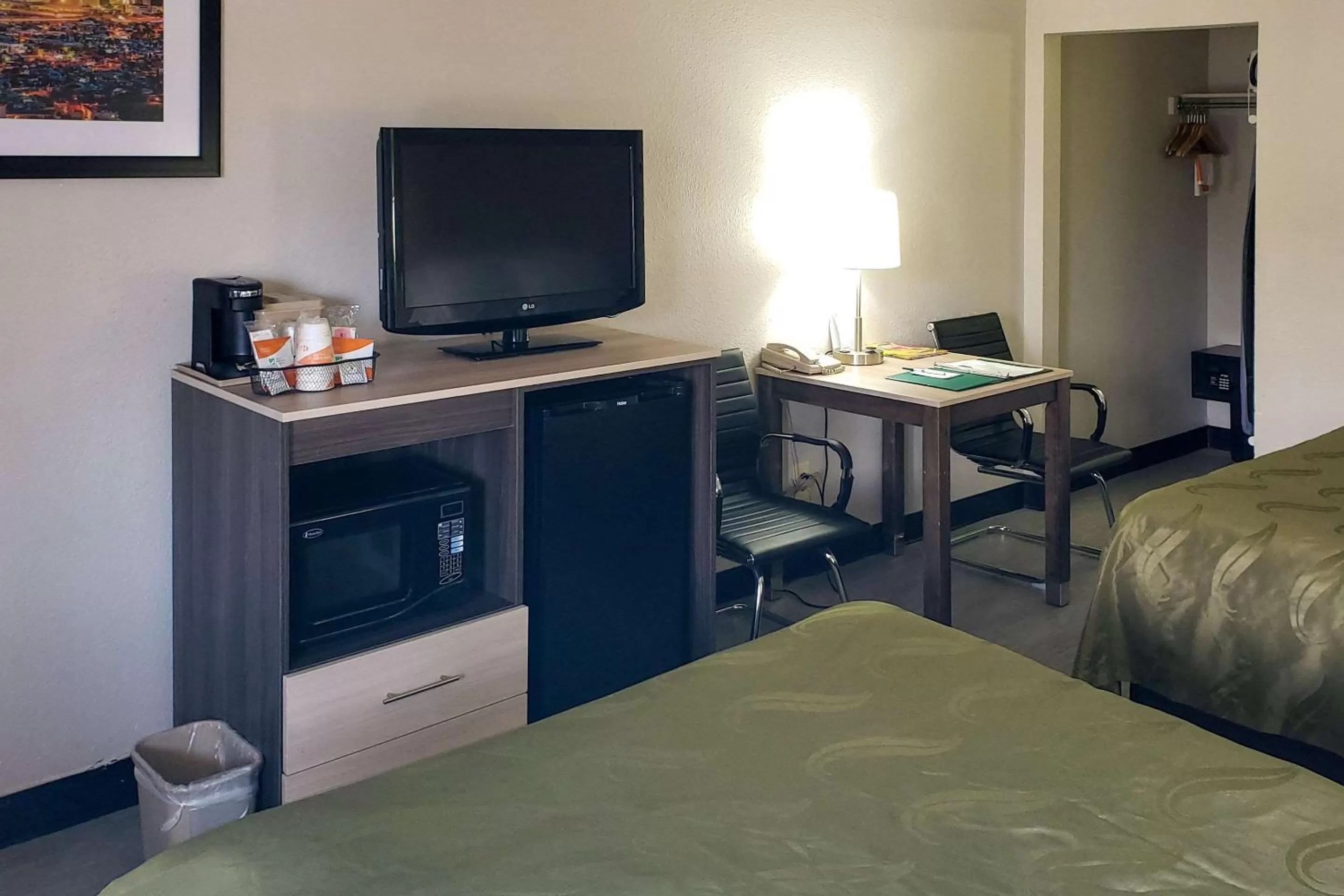 Photo of the whole room, Bed in Quality Inn Airport East