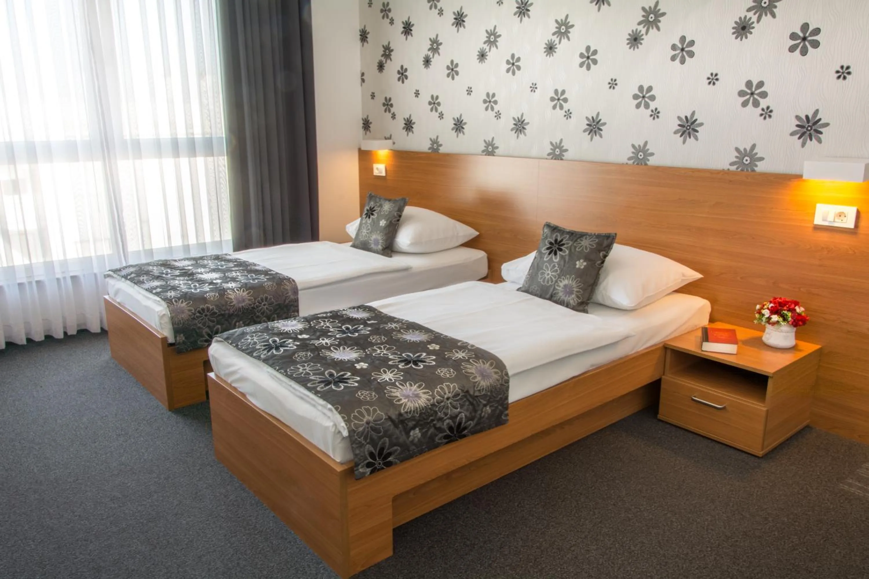 Bathroom, Bed in Hotel Delminivm