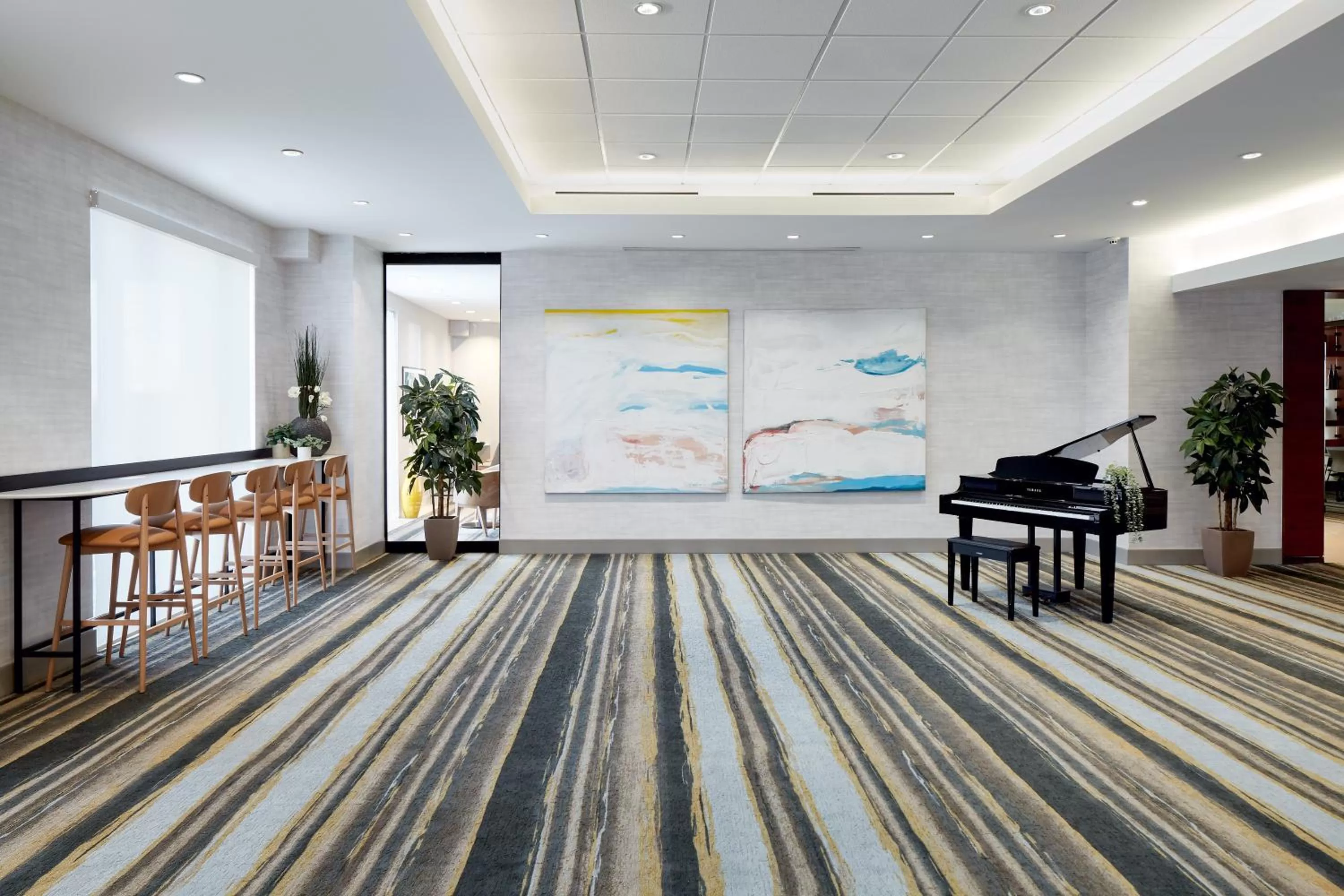 Meeting/conference room in Holiday Inn & Suites Montreal Airport by IHG