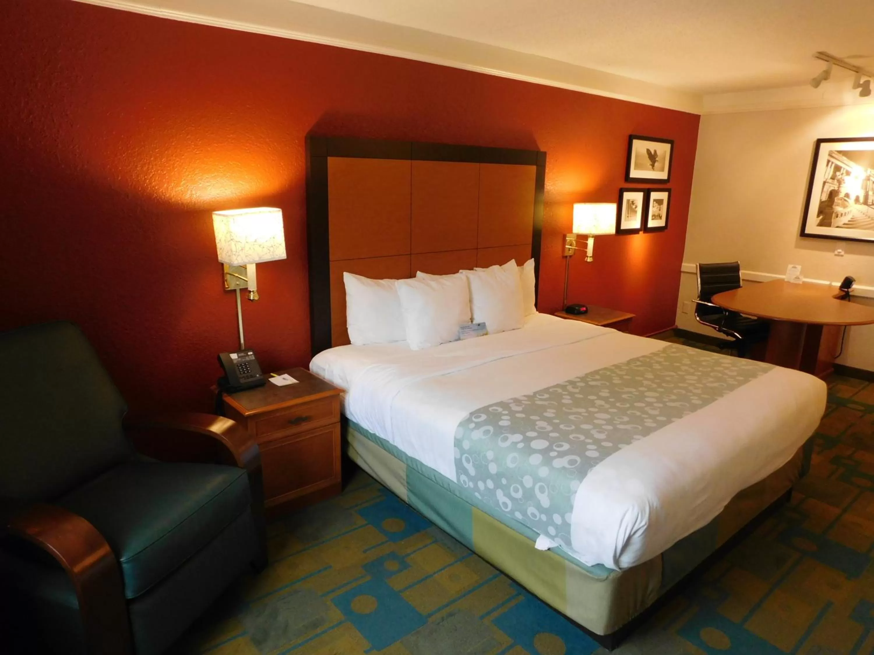 King Room - Disability Access/Non-Smoking in Days Inn & Suites by Wyndham Schaumburg- Woodfield Mall