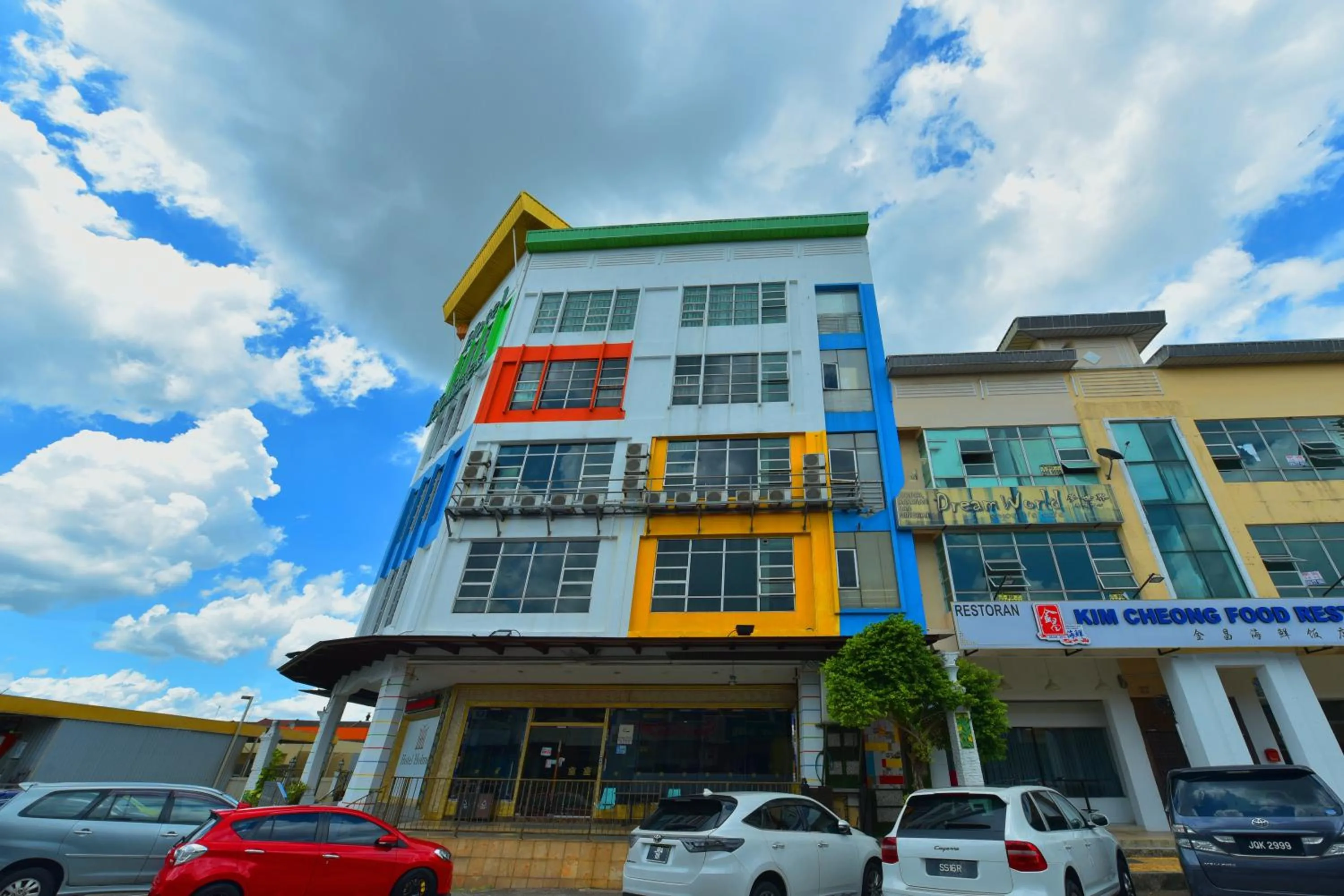 Facade/entrance in Townhouse OAK Hotel Holmes Johor Jaya